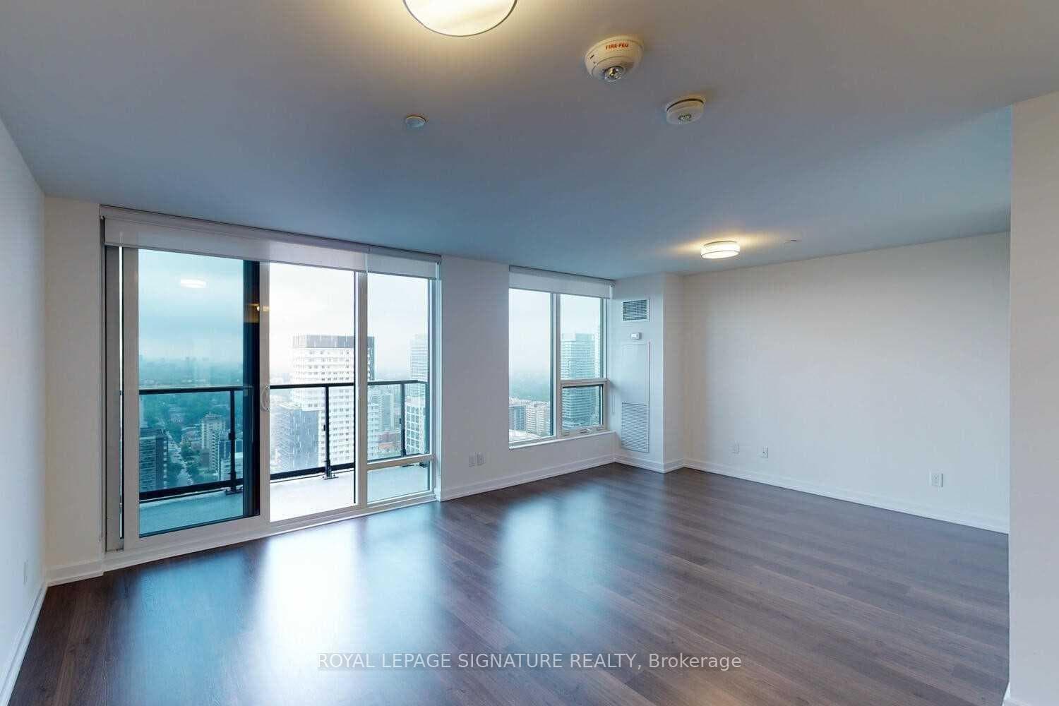 18 Erskine Avenue Unit 3401 photo 1