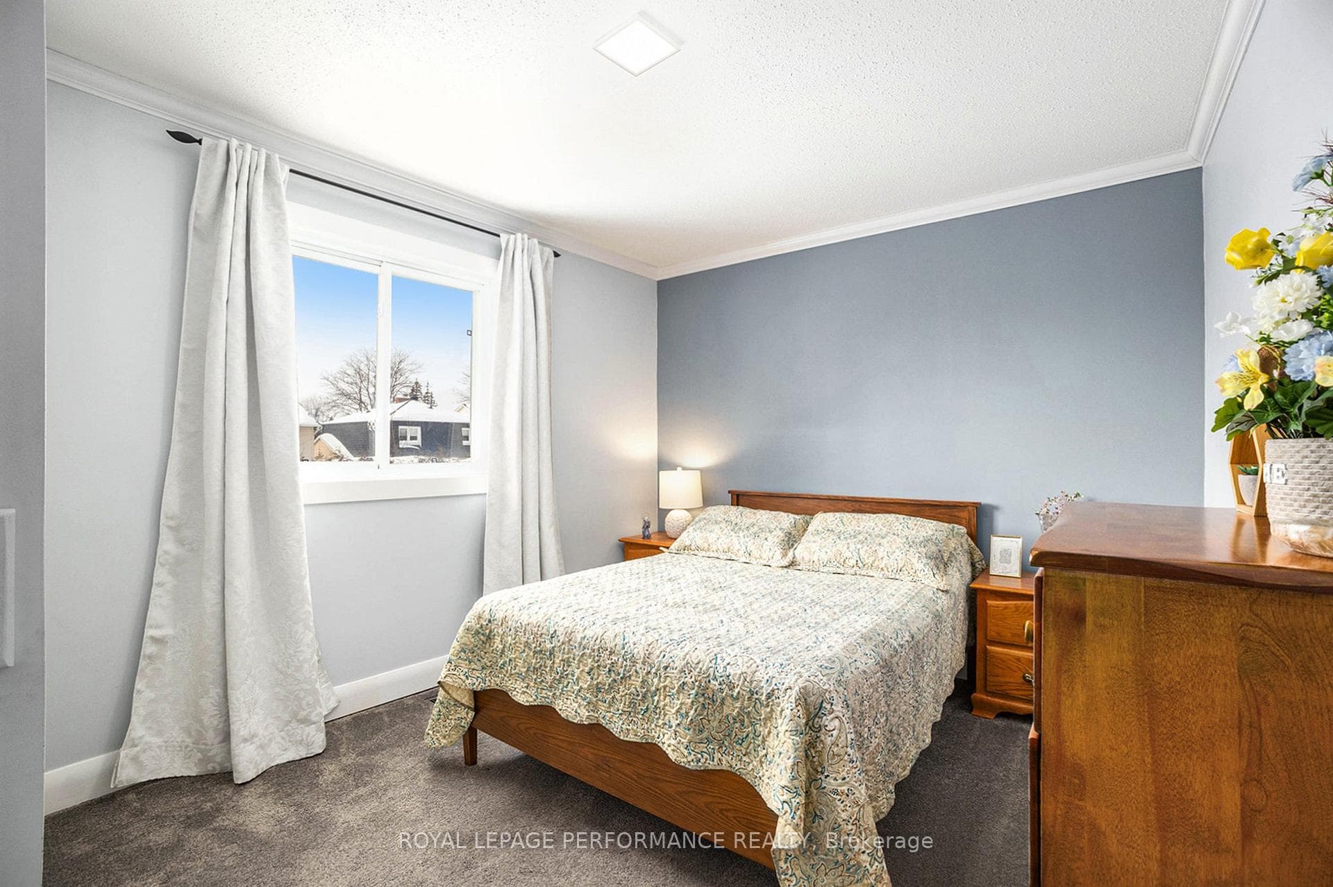 1070 St Germain Crescent photo 20