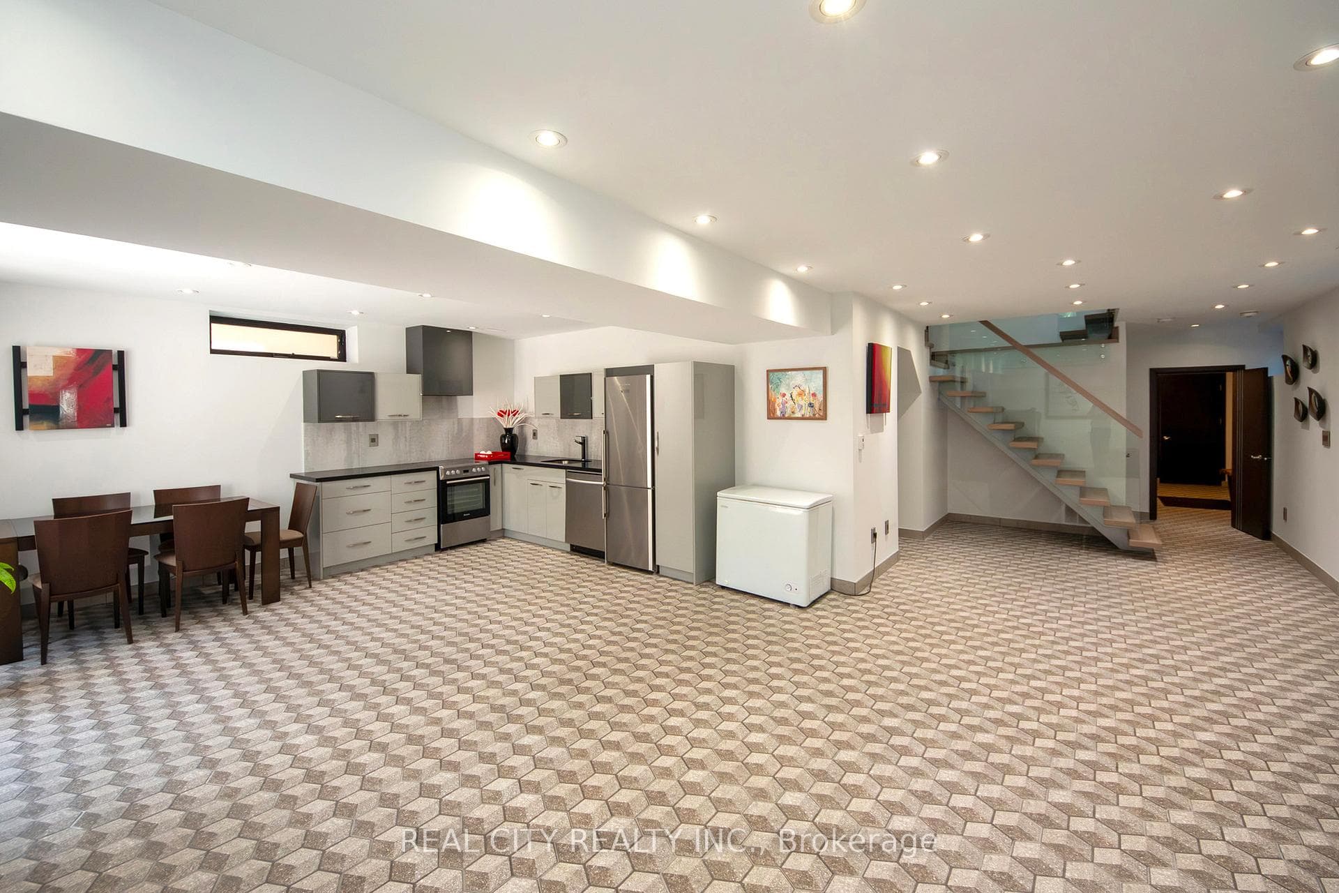 662 Byngmount Avenue photo 30