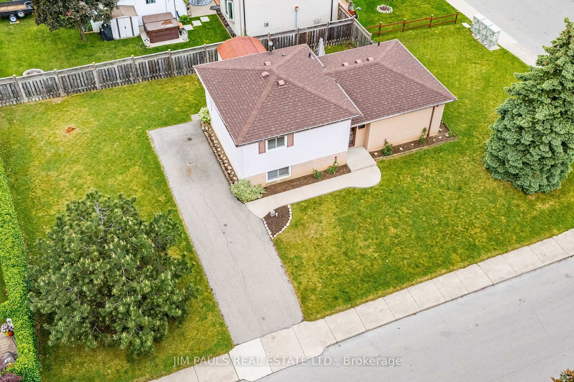 207 Birchcliffe Crescent photo 1
