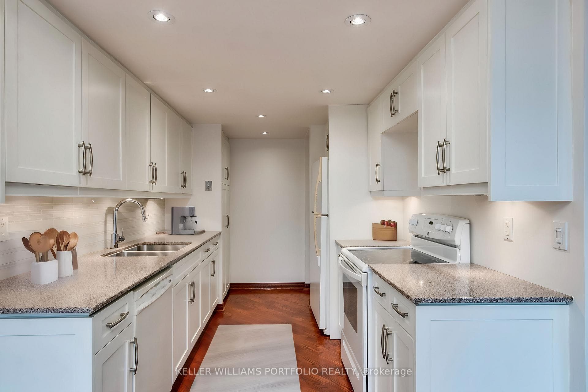 55 Wellesley Street Unit 605 photo 8