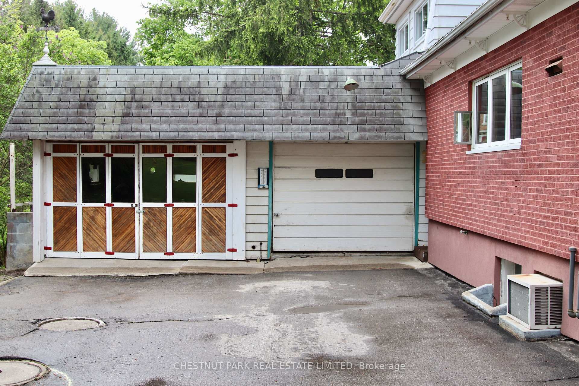 2 garages