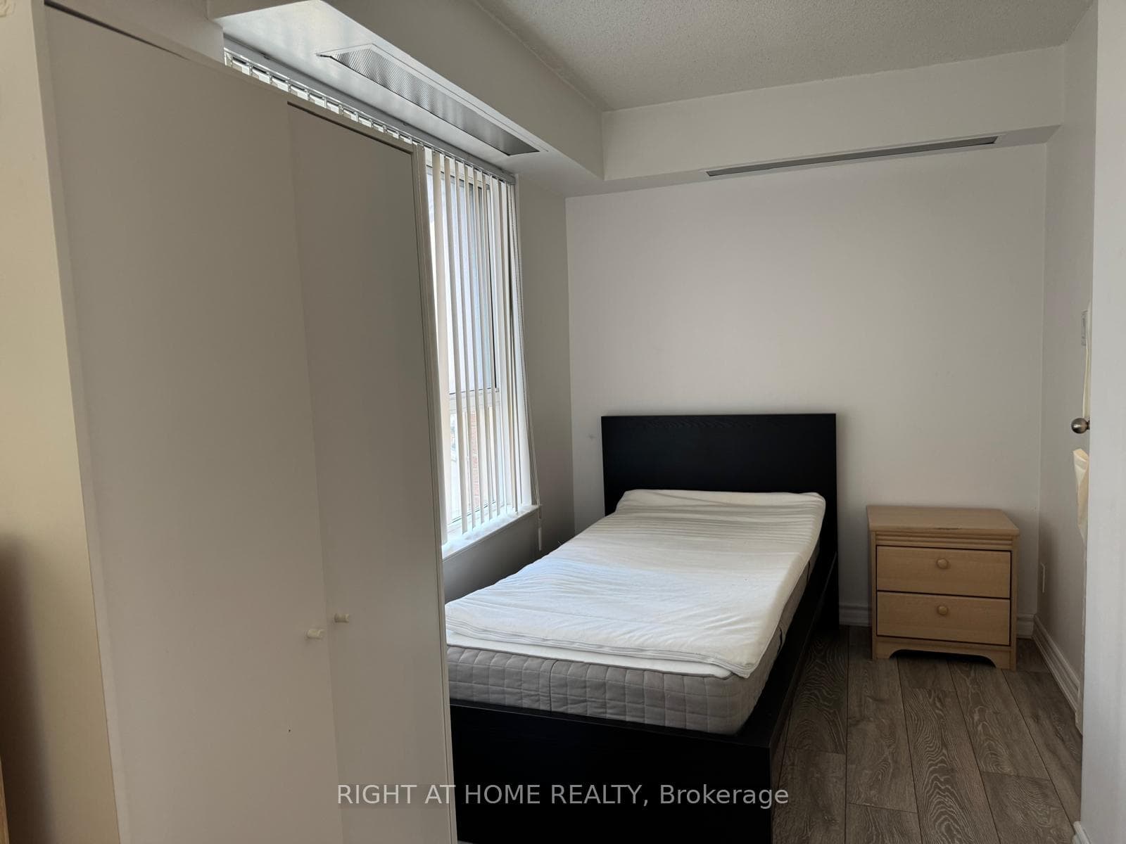 44 Gerrard Street Unit 1001 photo 8