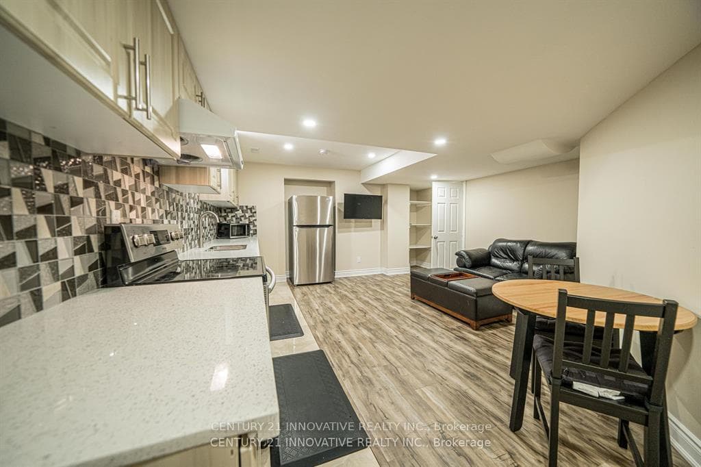 3145 Countess Crescent Unit Lower photo 3