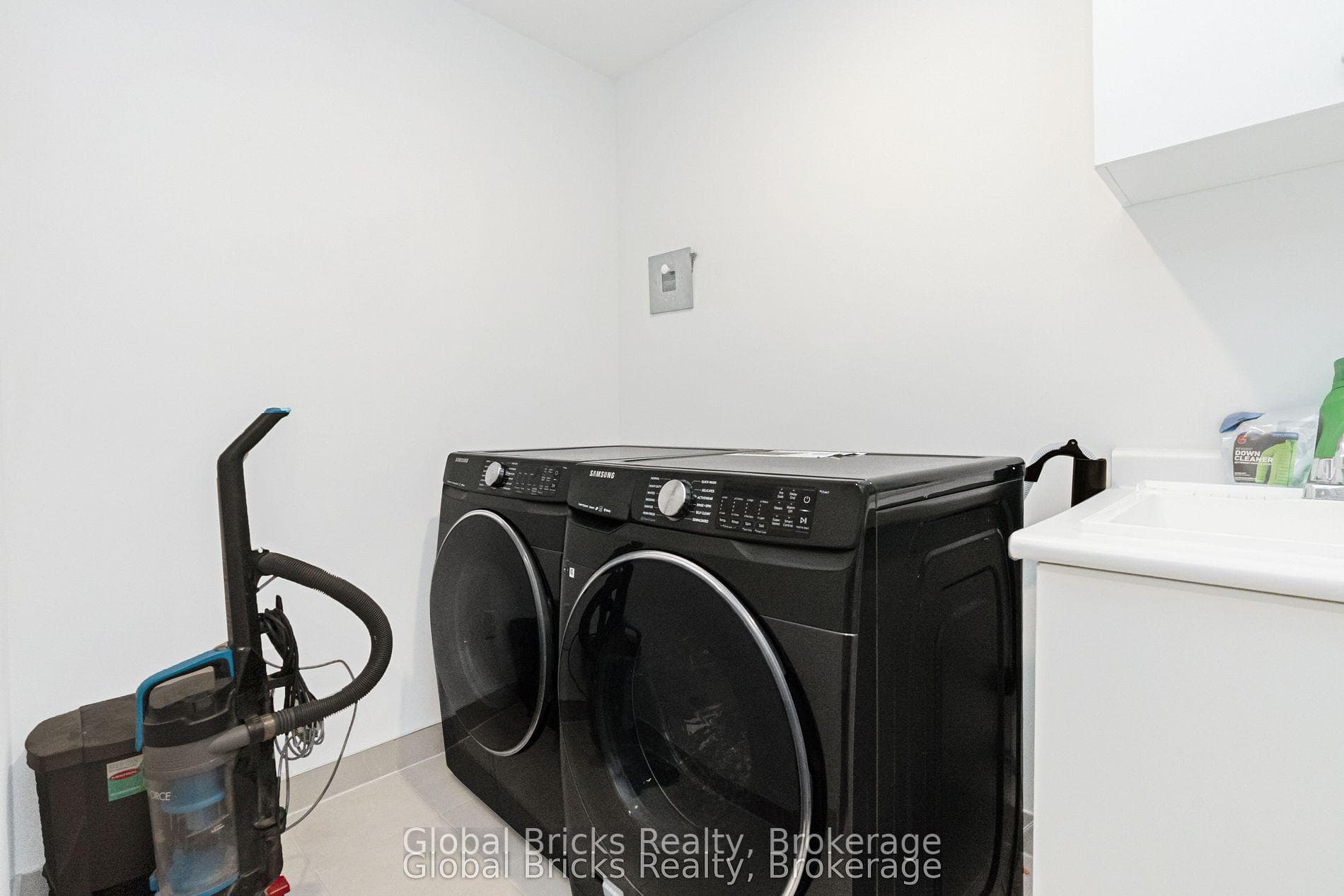 49 Burnhamthorpe Road photo 28
