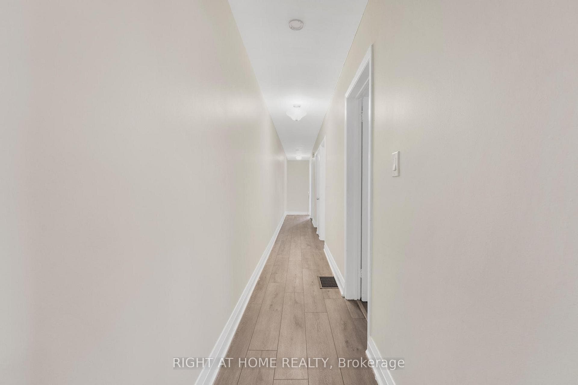 1698A Eglinton Avenue photo 20