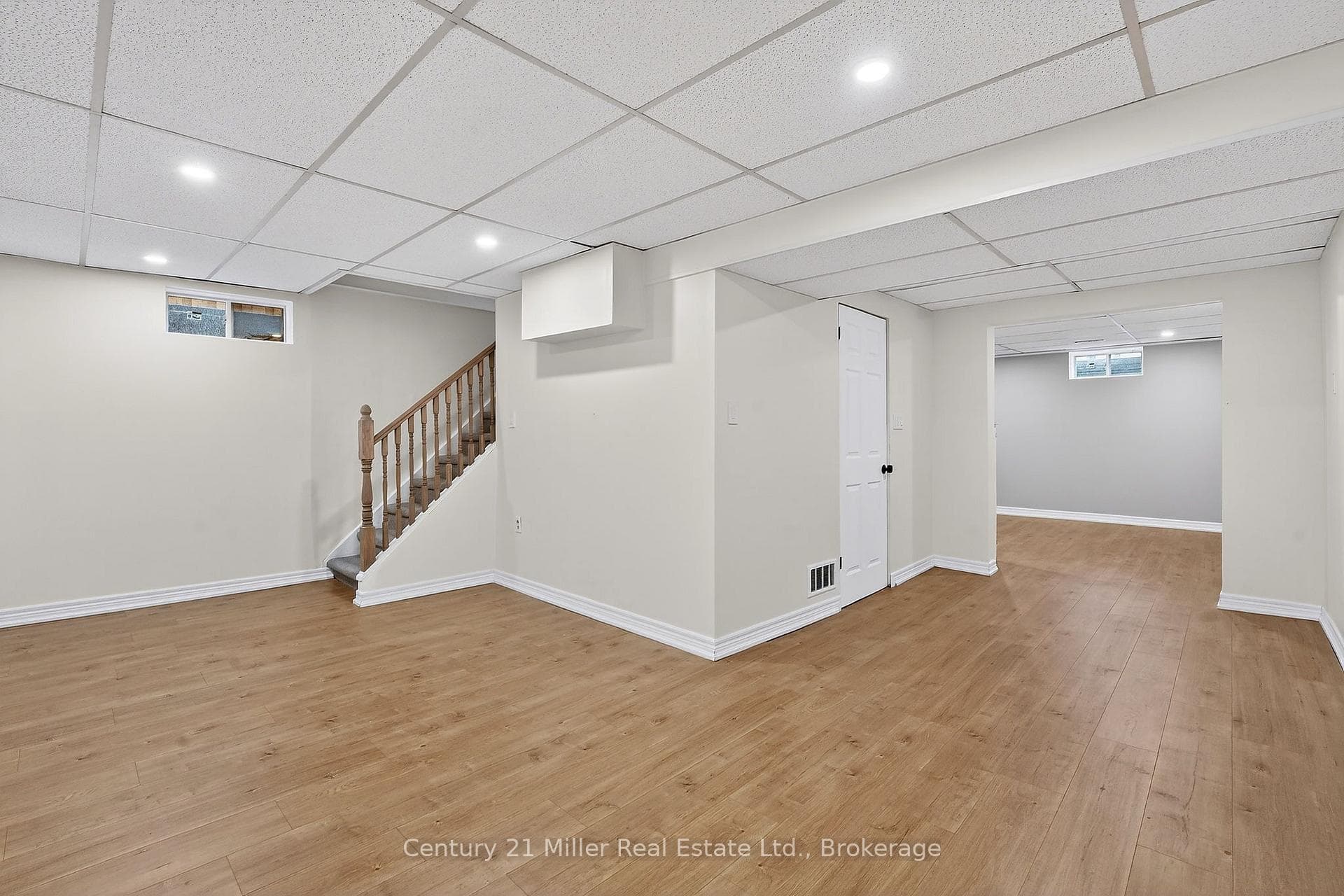 2451 Malcolm Crescent photo 23