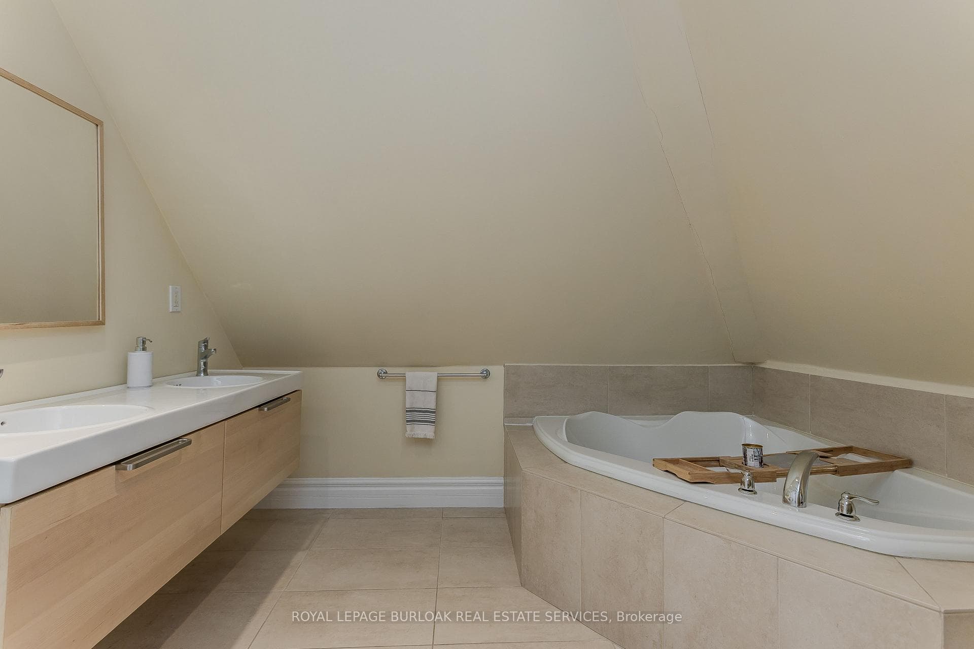 8 Mapleside Avenue photo 28