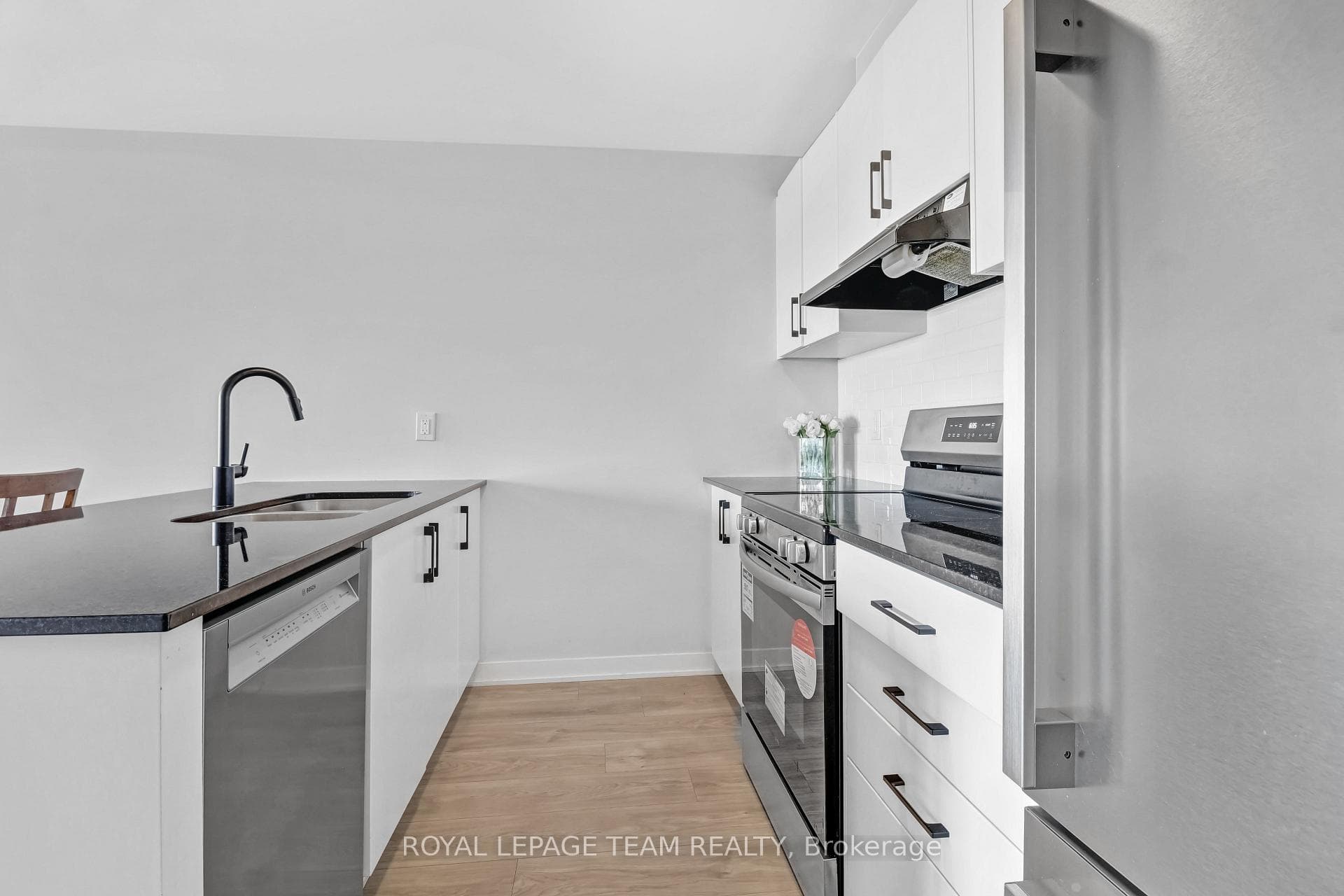 620 Parnian Private photo 8