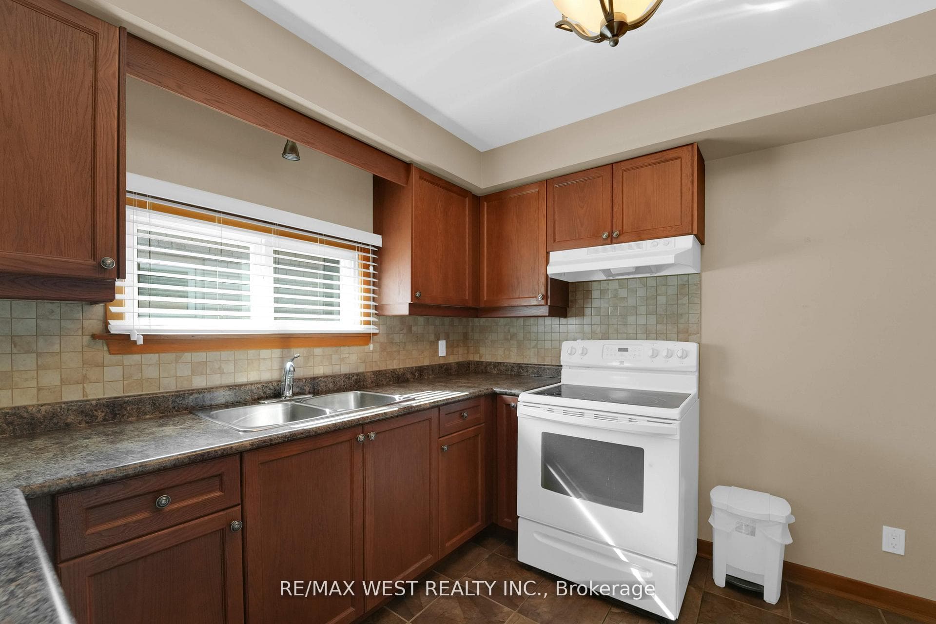 304 La Rose Avenue photo 18