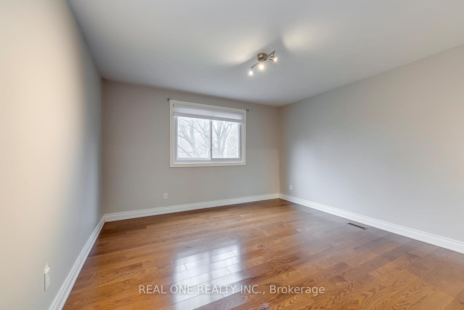 120 Blyth Crescent photo 31