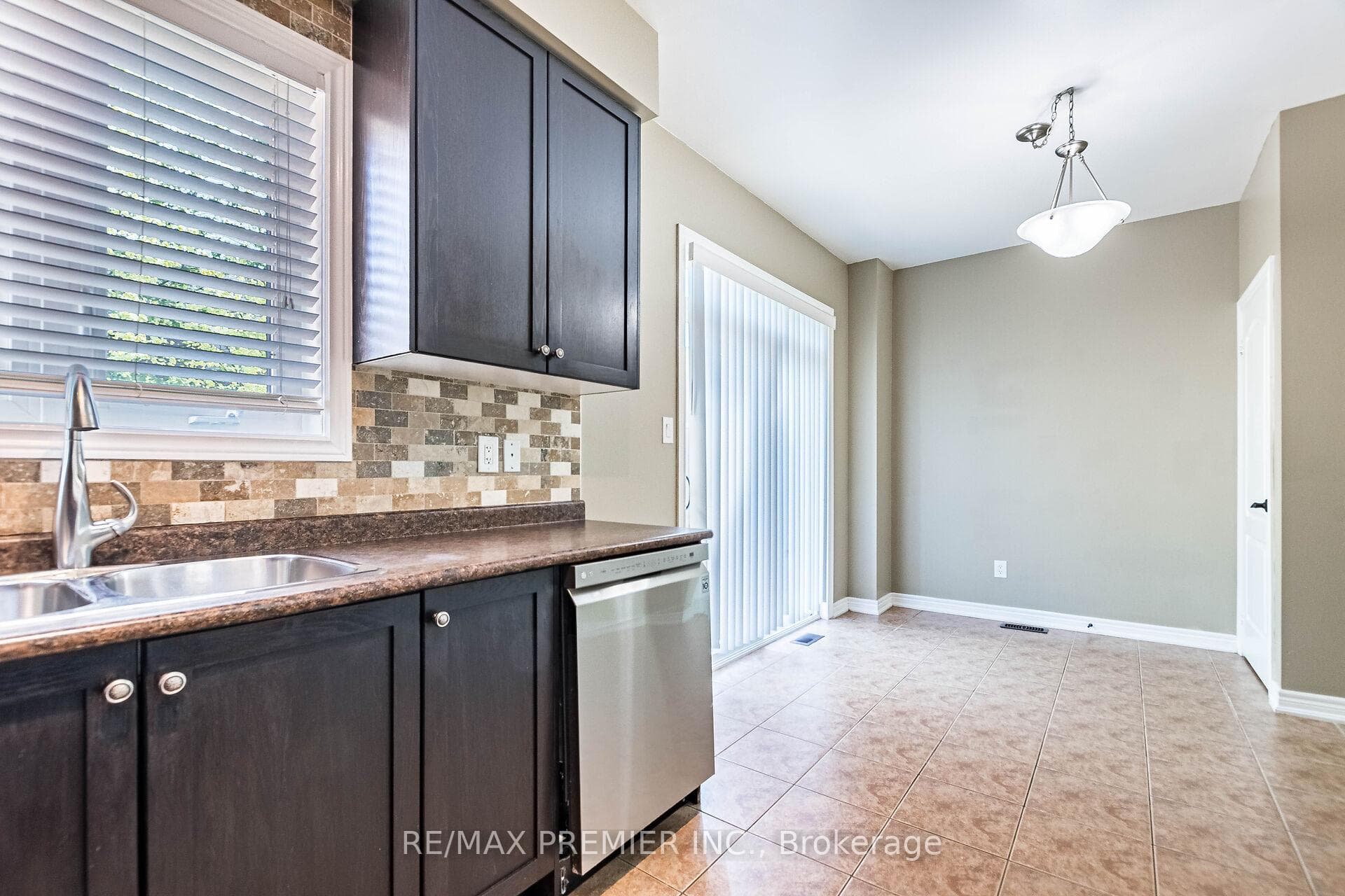595 Grant Way photo 12