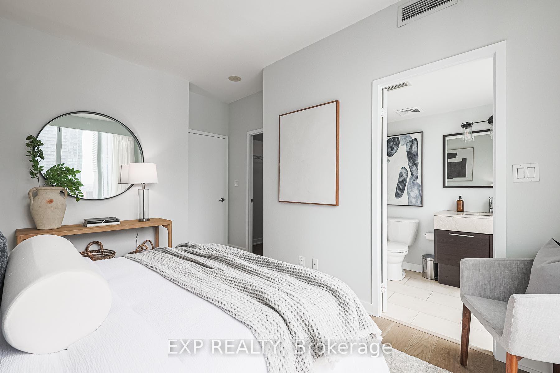 126 Simcoe Street Unit 1903 photo 7