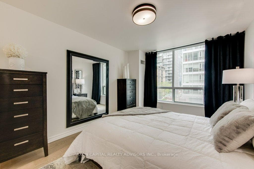 168 Simcoe Street Unit 1513 photo 16