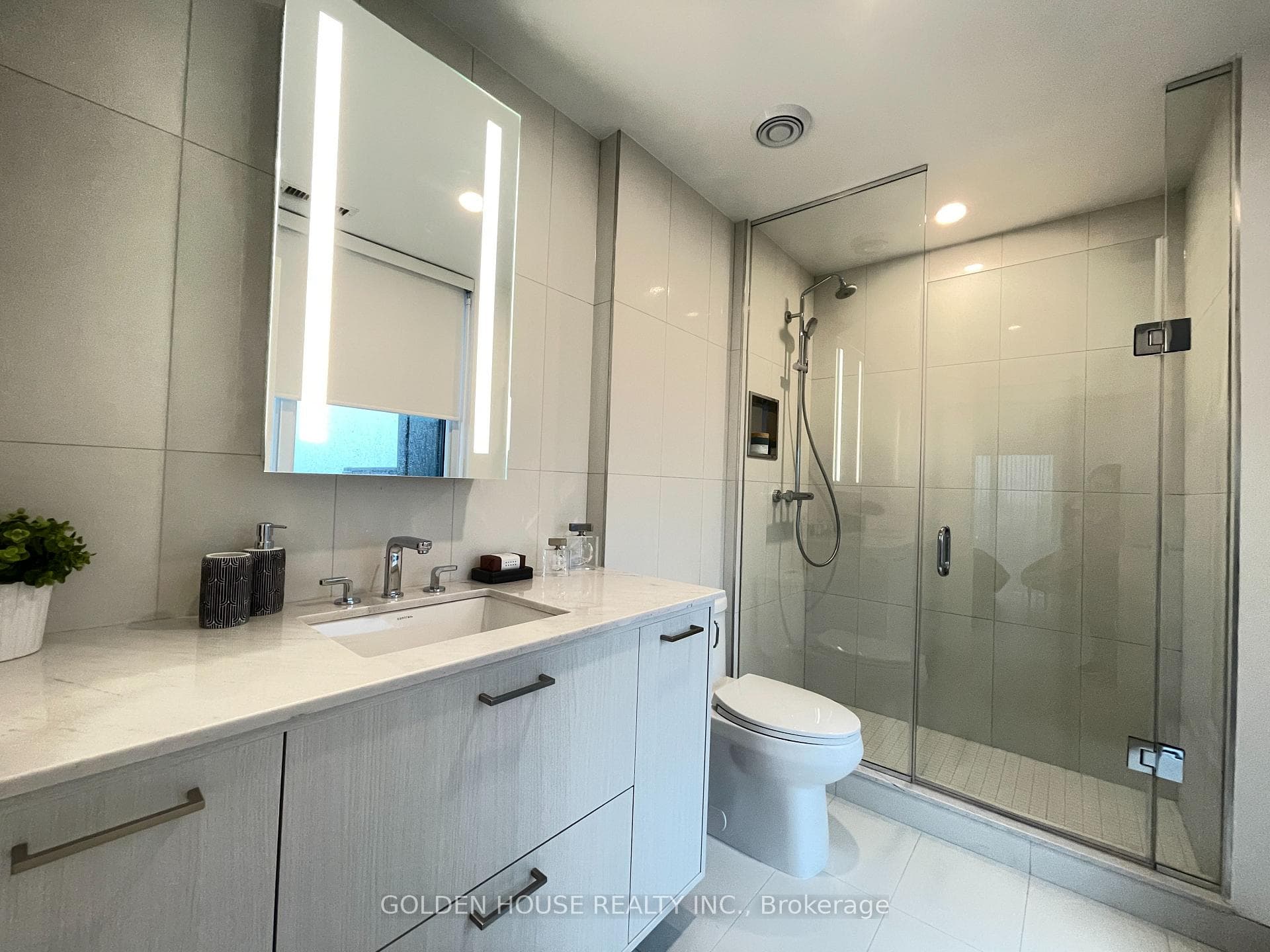 Master Bedroom's Ensuite Bathroom