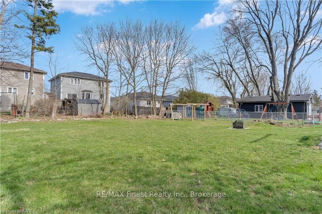 19 HENRY Crescent photo 35