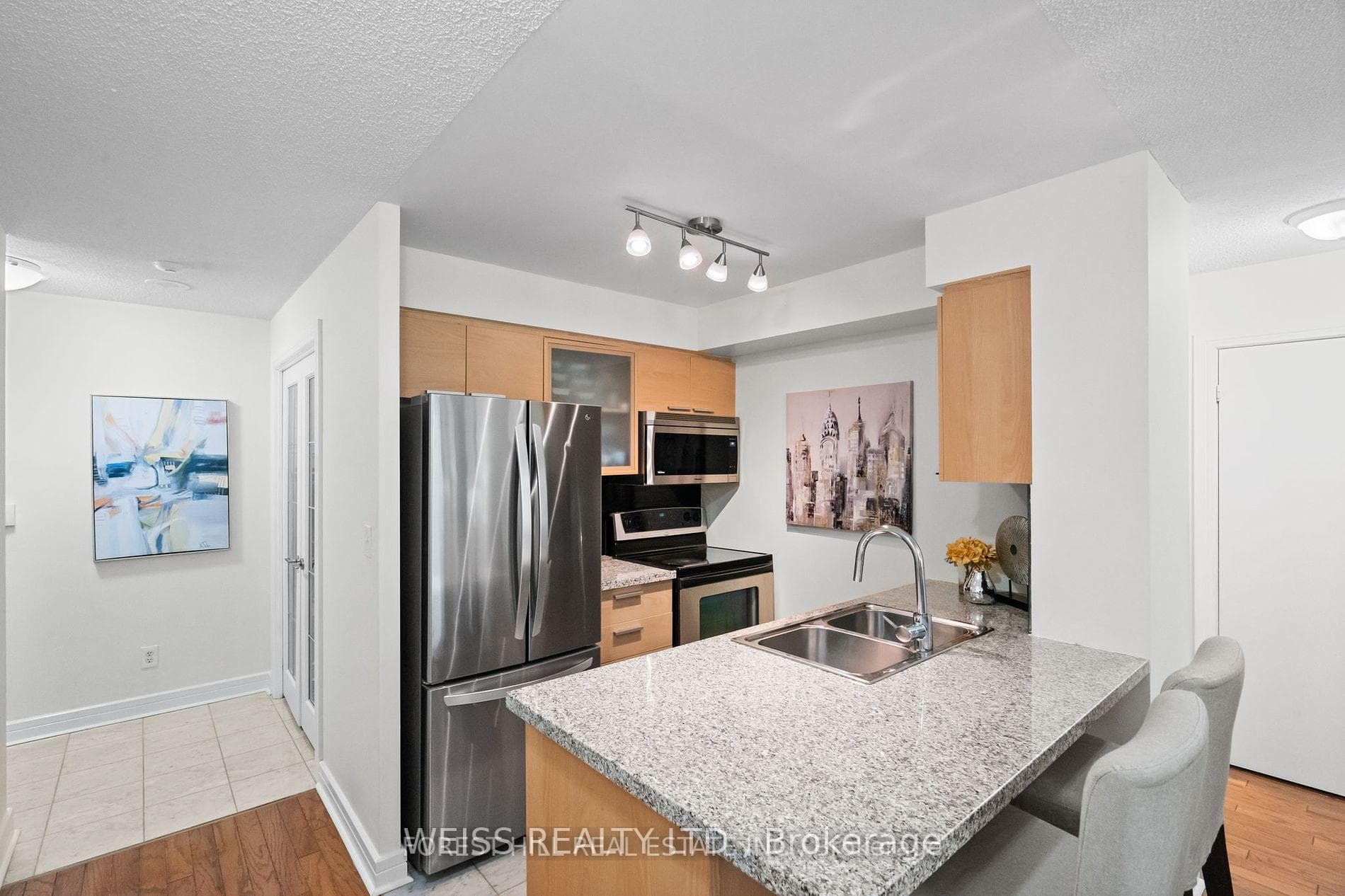 Kitchen with Breakfast Bar