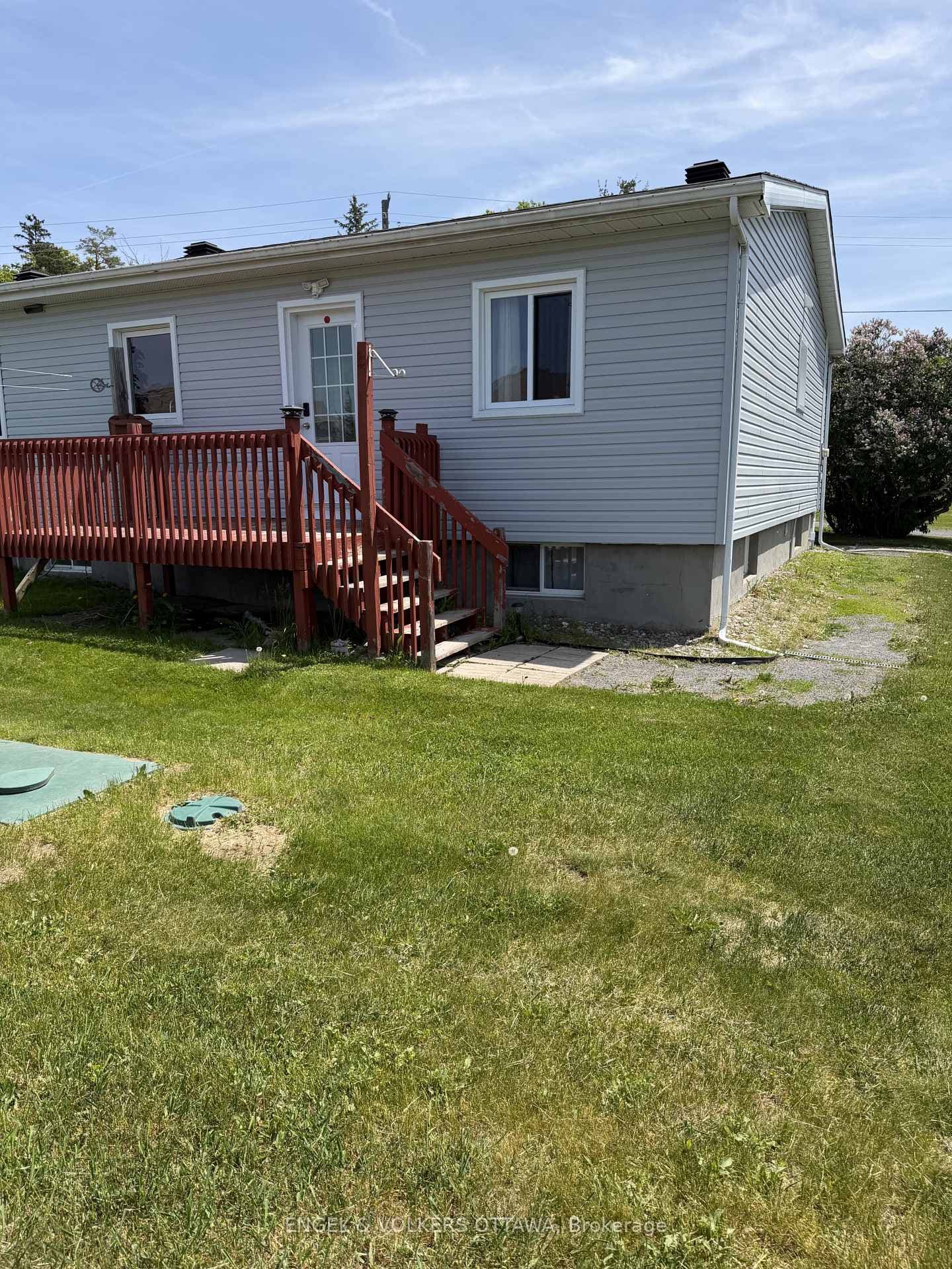 1199 OLD MONTREAL Road Unit B photo 2
