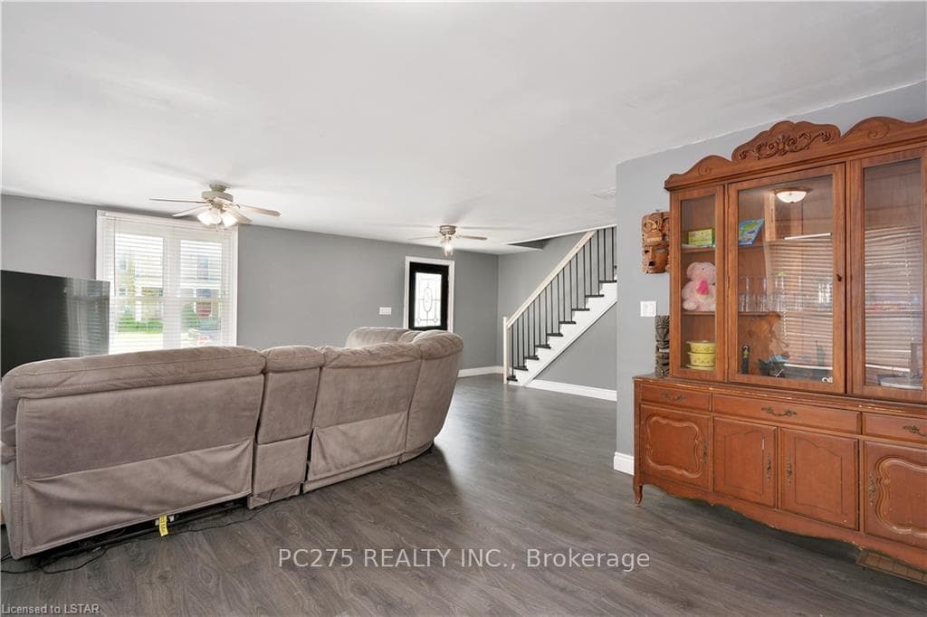 471 SIMCOE Street photo 7