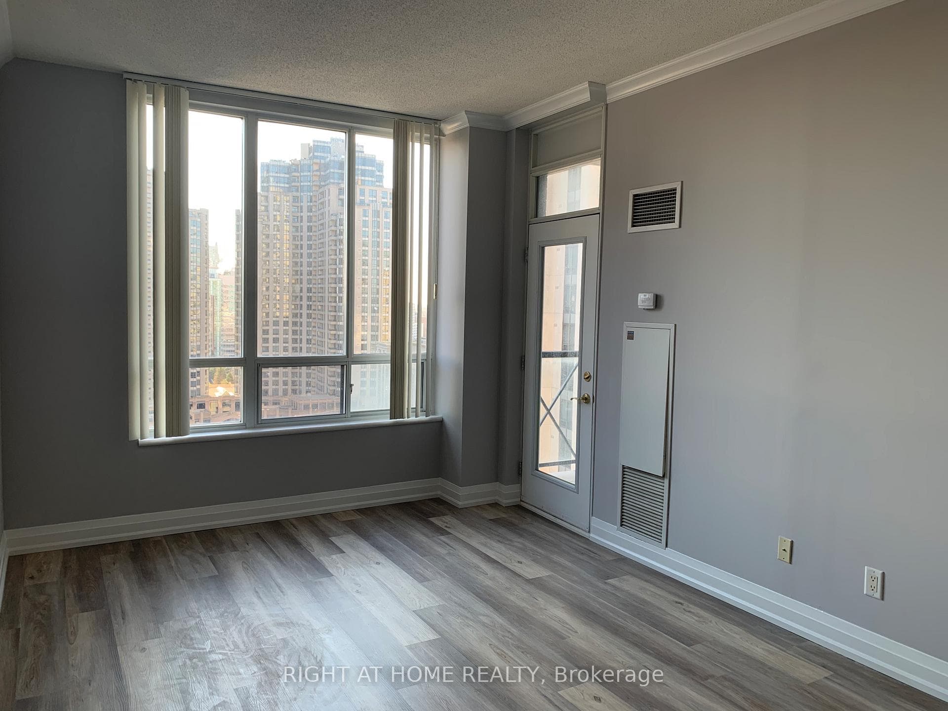 28 BYNG Avenue Unit 1506 photo 3