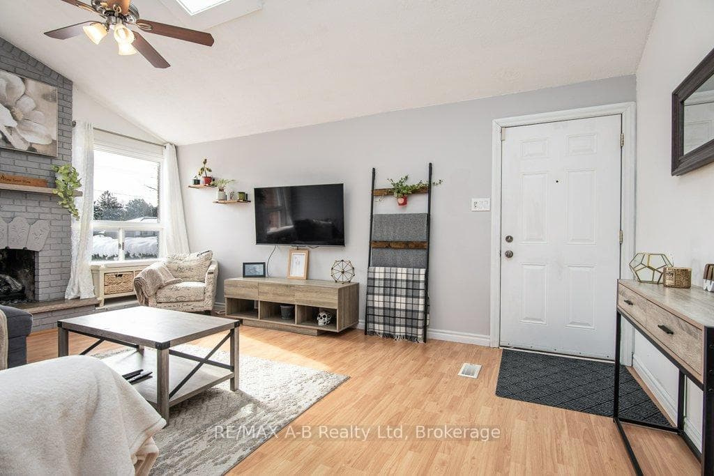 1047 Devonshire Avenue photo 13