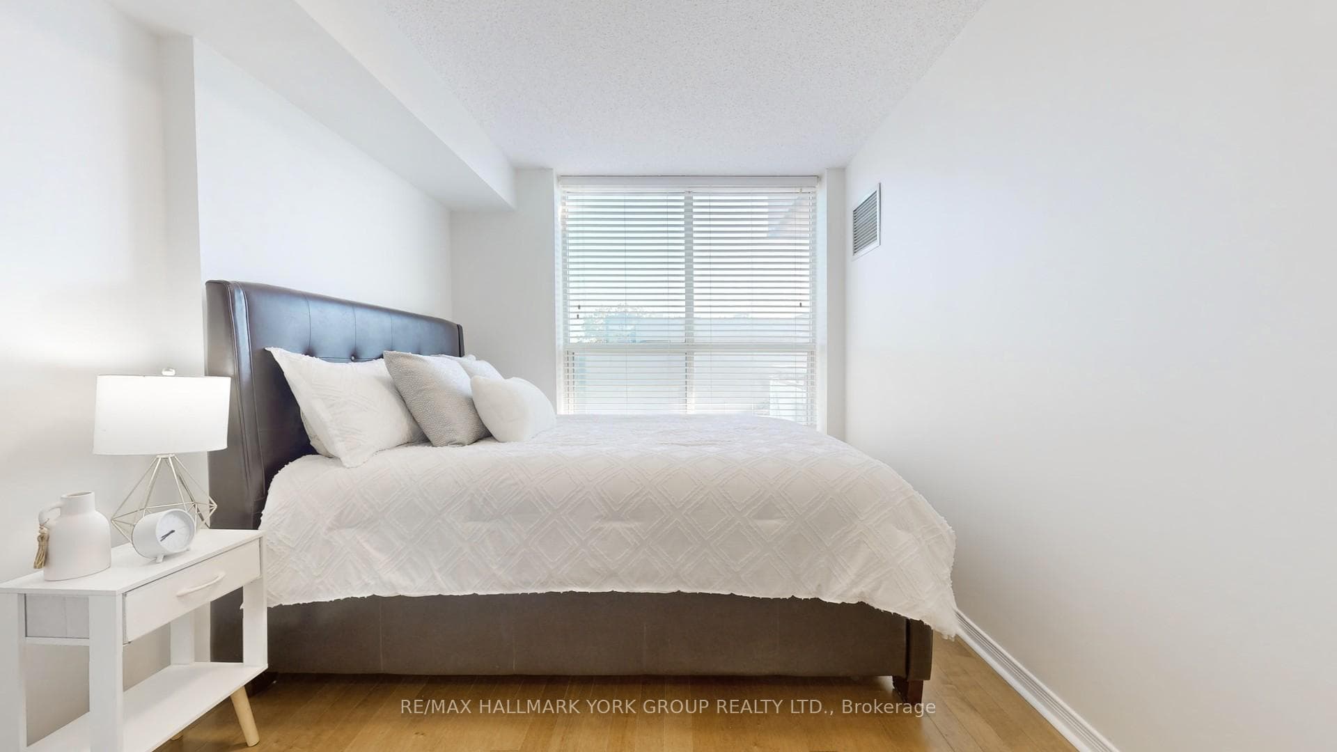 245 Davisville Avenue Unit 512 photo 15