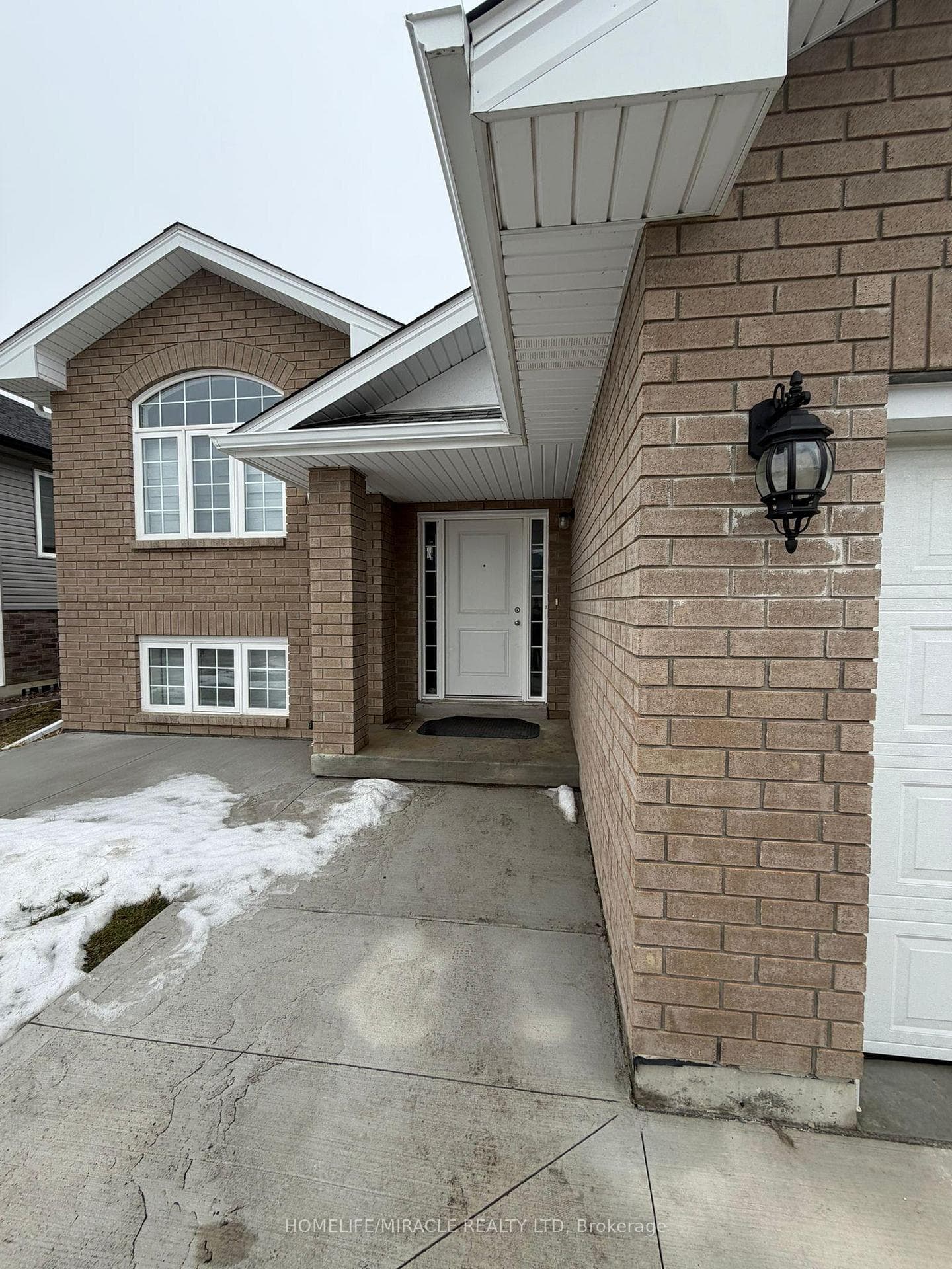 395 Magnolia Lane photo 1