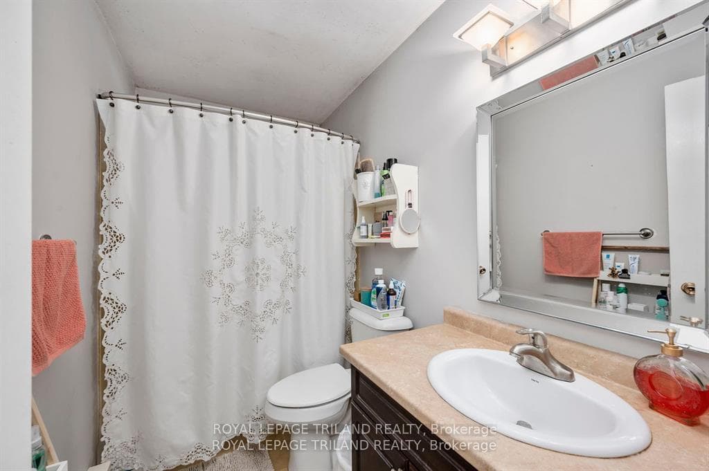 151 Paperbirch Crescent photo 11