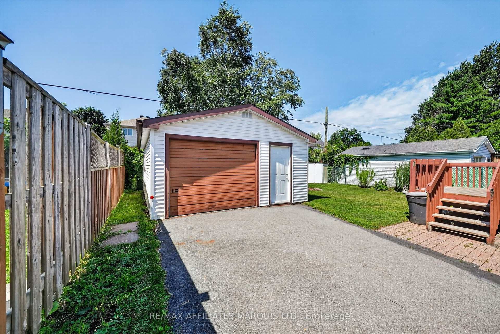 529 Anthony Street photo 32