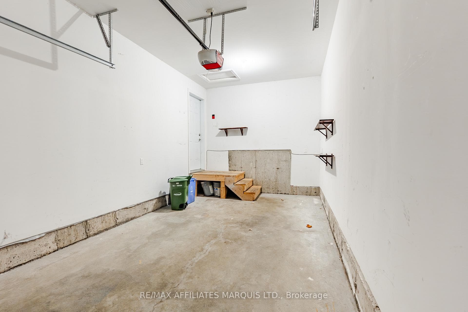 660 Hamilton Crescent photo 42