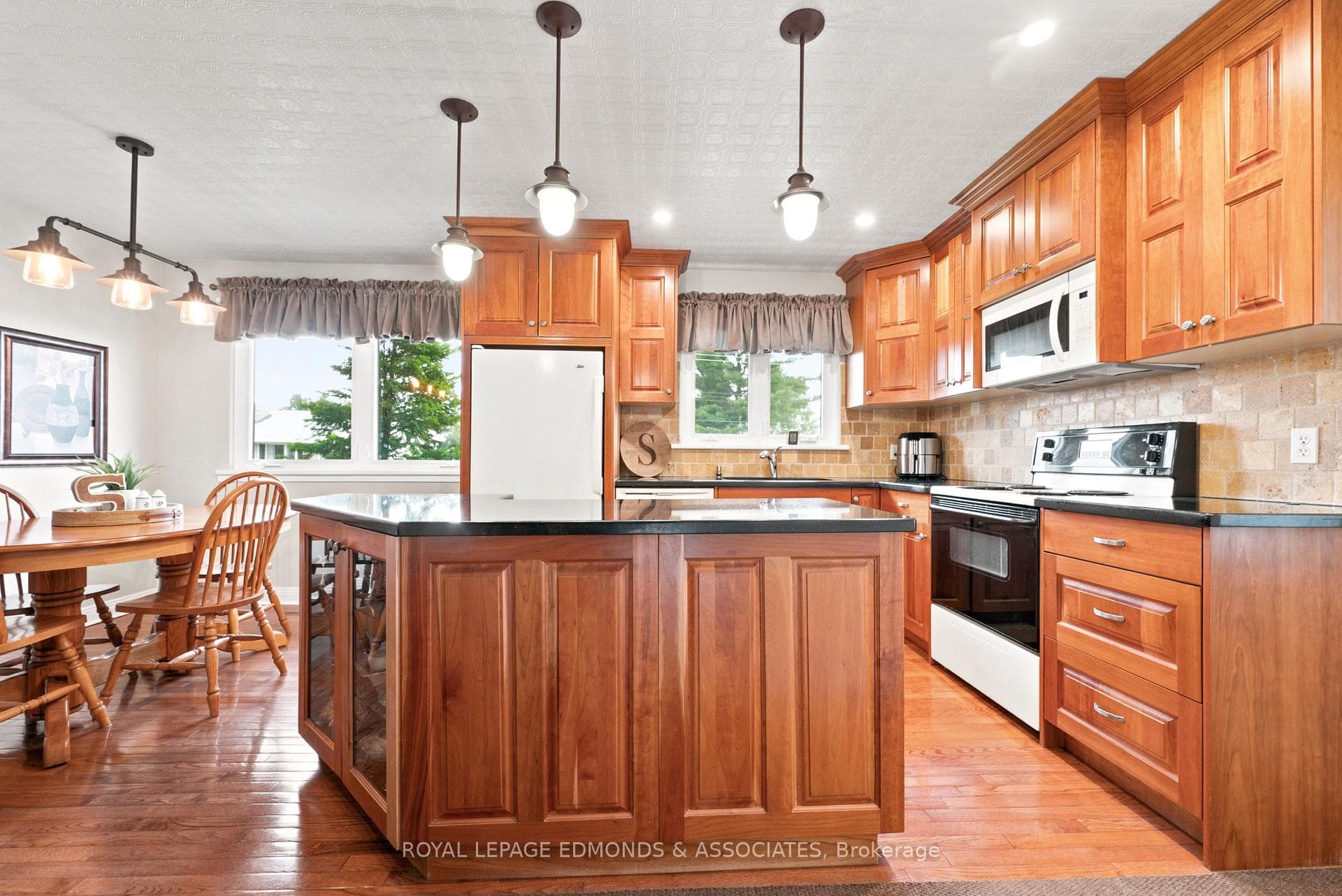 532 Herbert Street photo 17