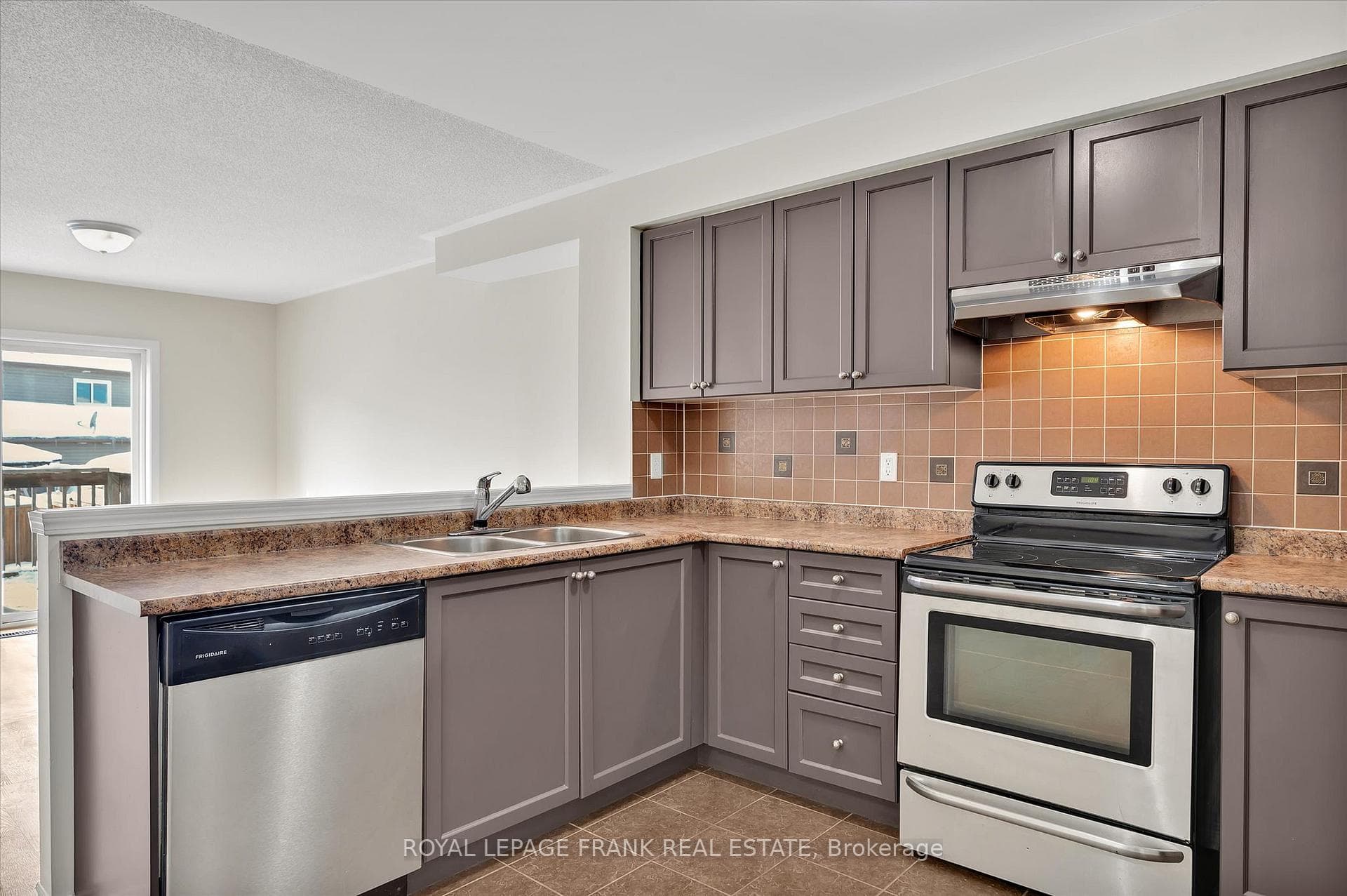 633 Tully Crescent photo 11