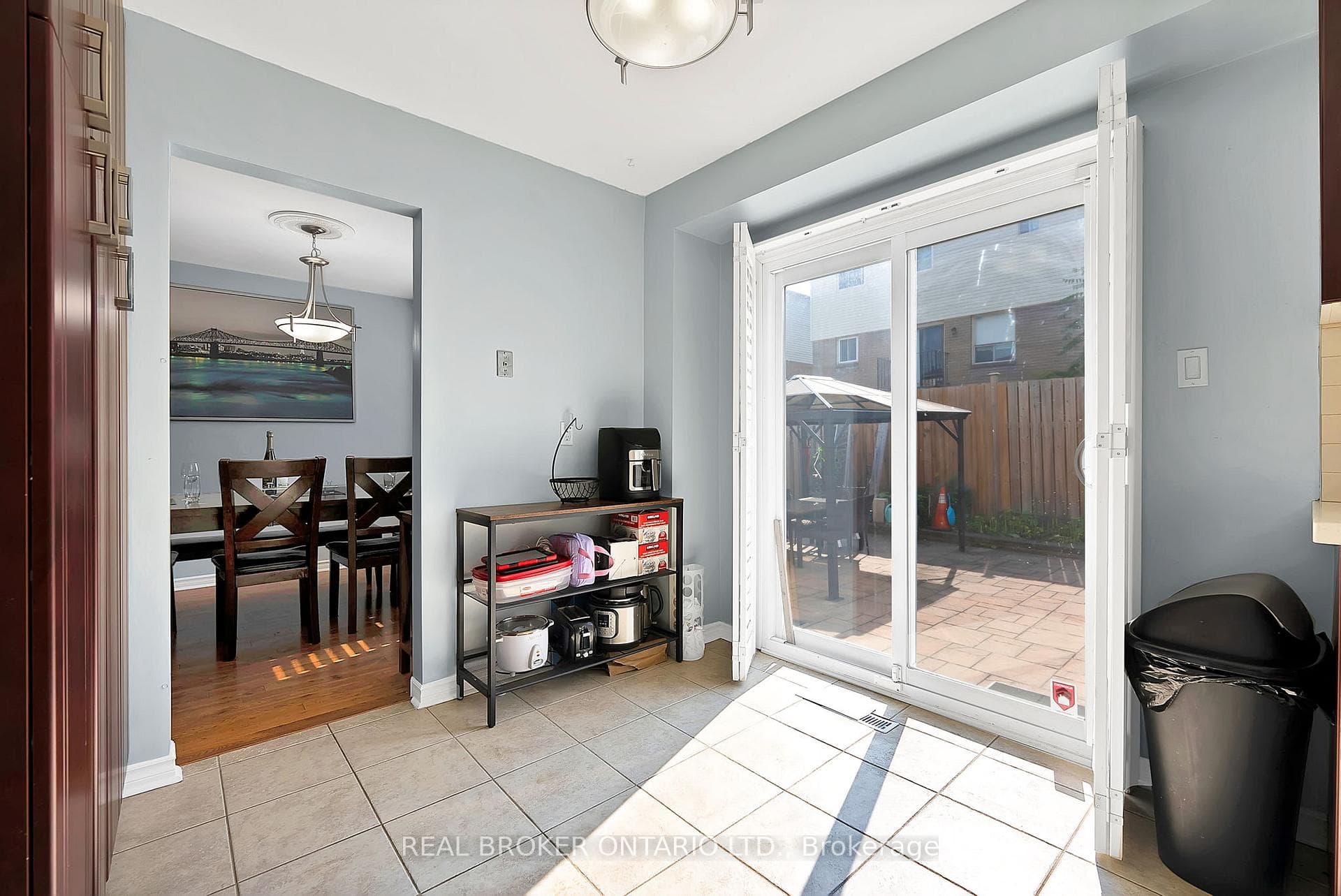 1674 Beaton Way photo 8