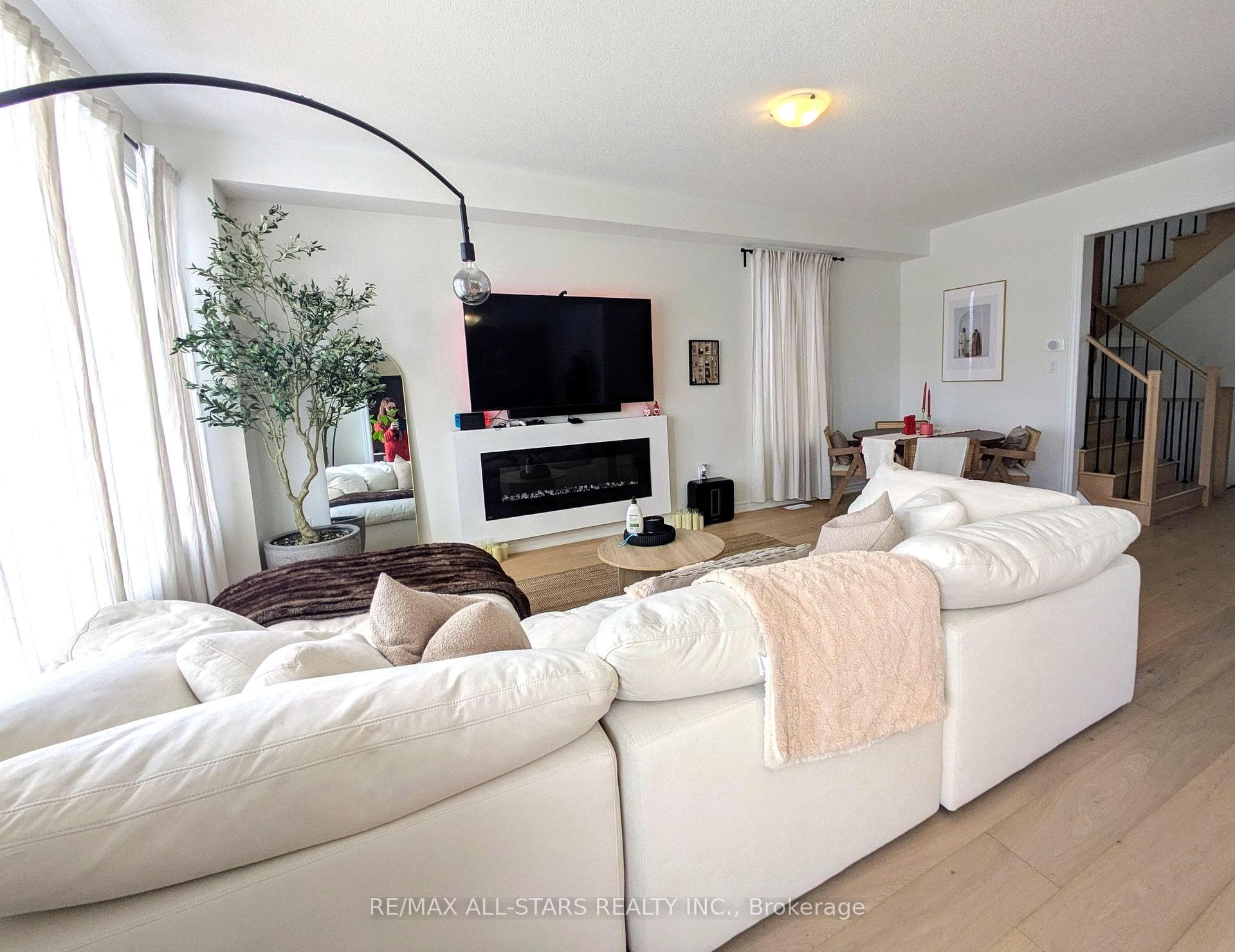 22 Hennessey Crescent photo 5