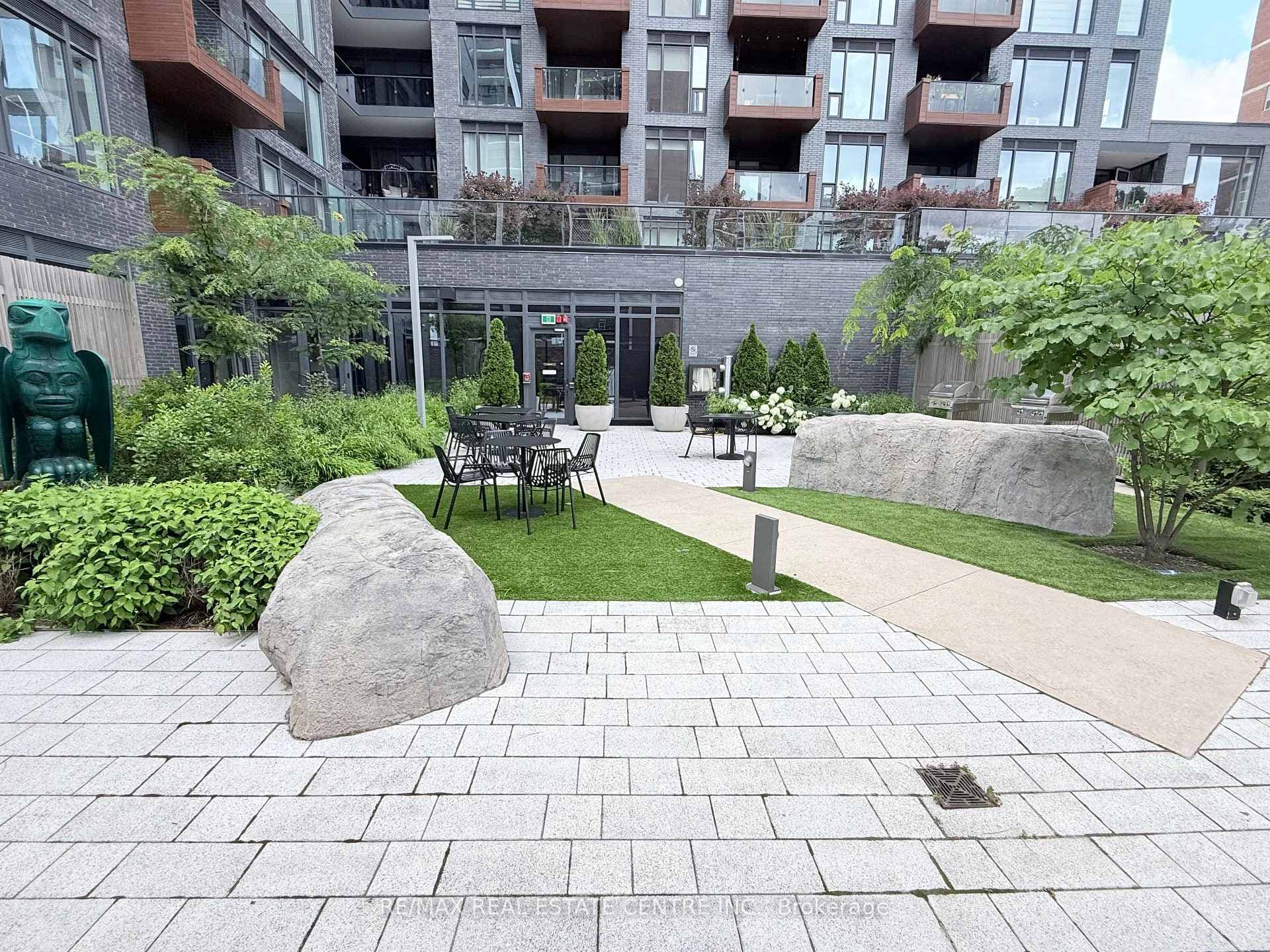 Outdoor Dining and Entertainment Lounge