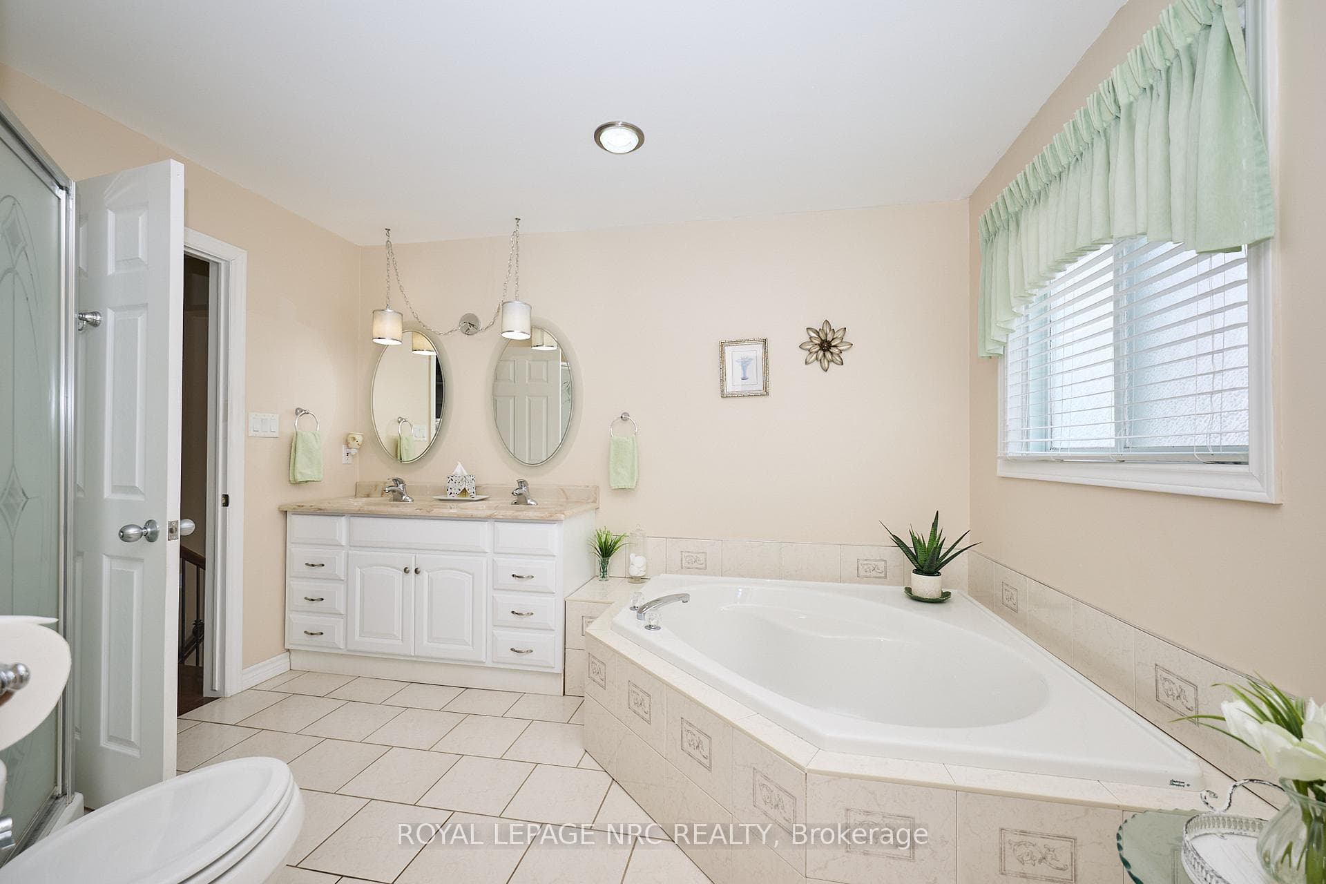 5pc Main Floor Bath. Soaker Tub.
