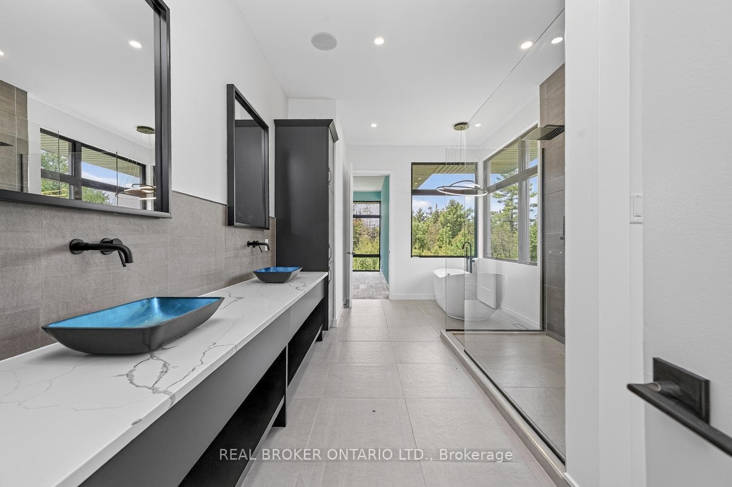 6 PC ENSUITE