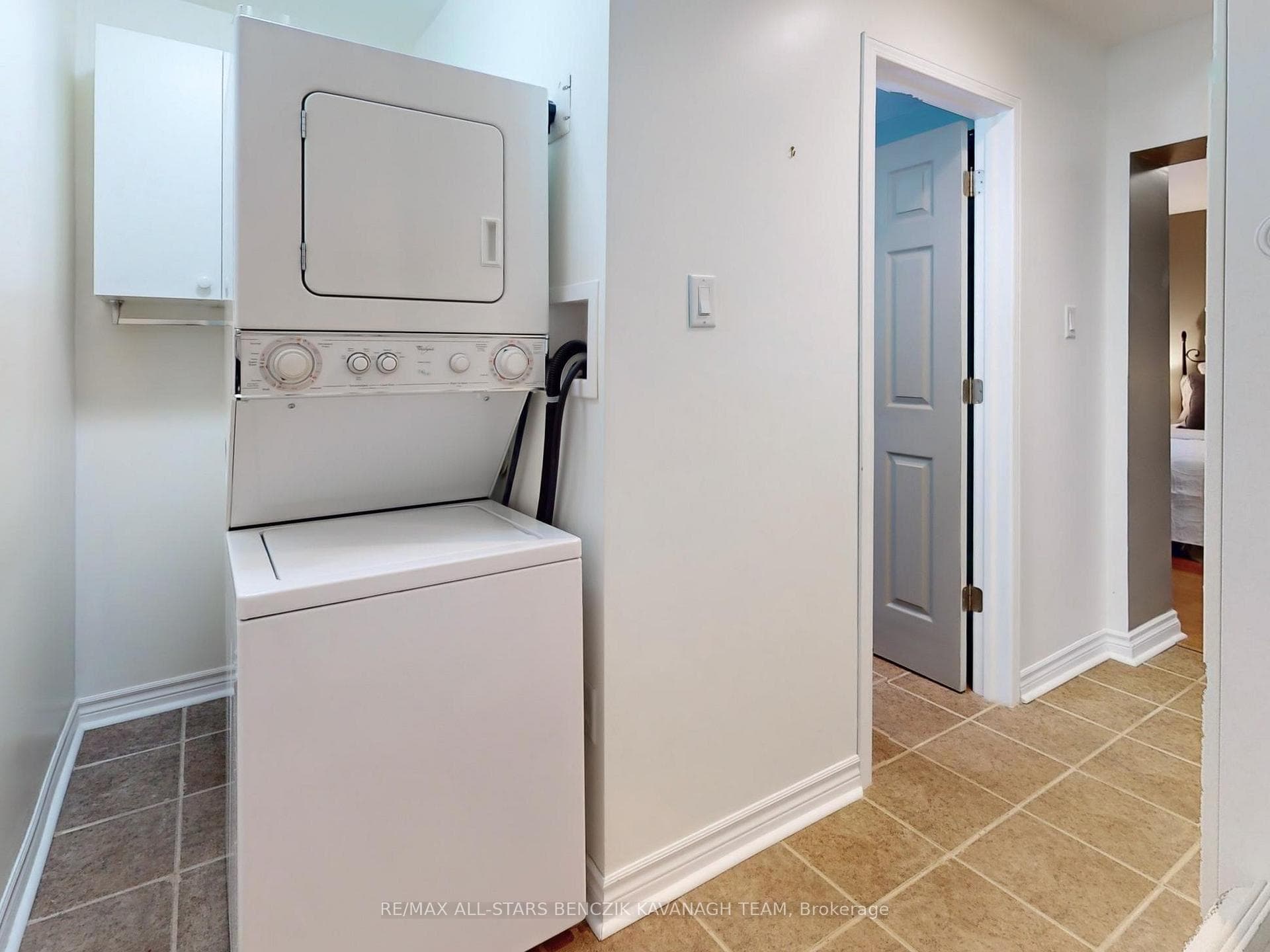 110 Robinson Street photo 24