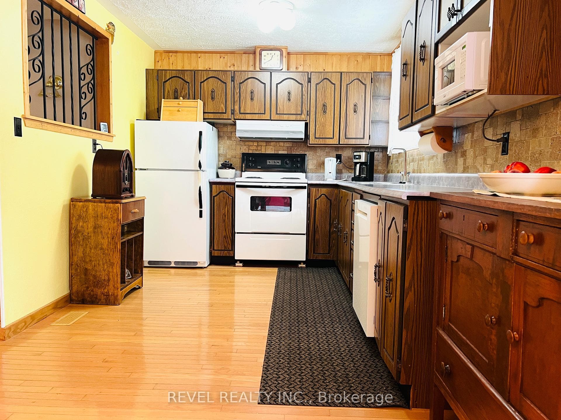 136 Allan Street photo 6