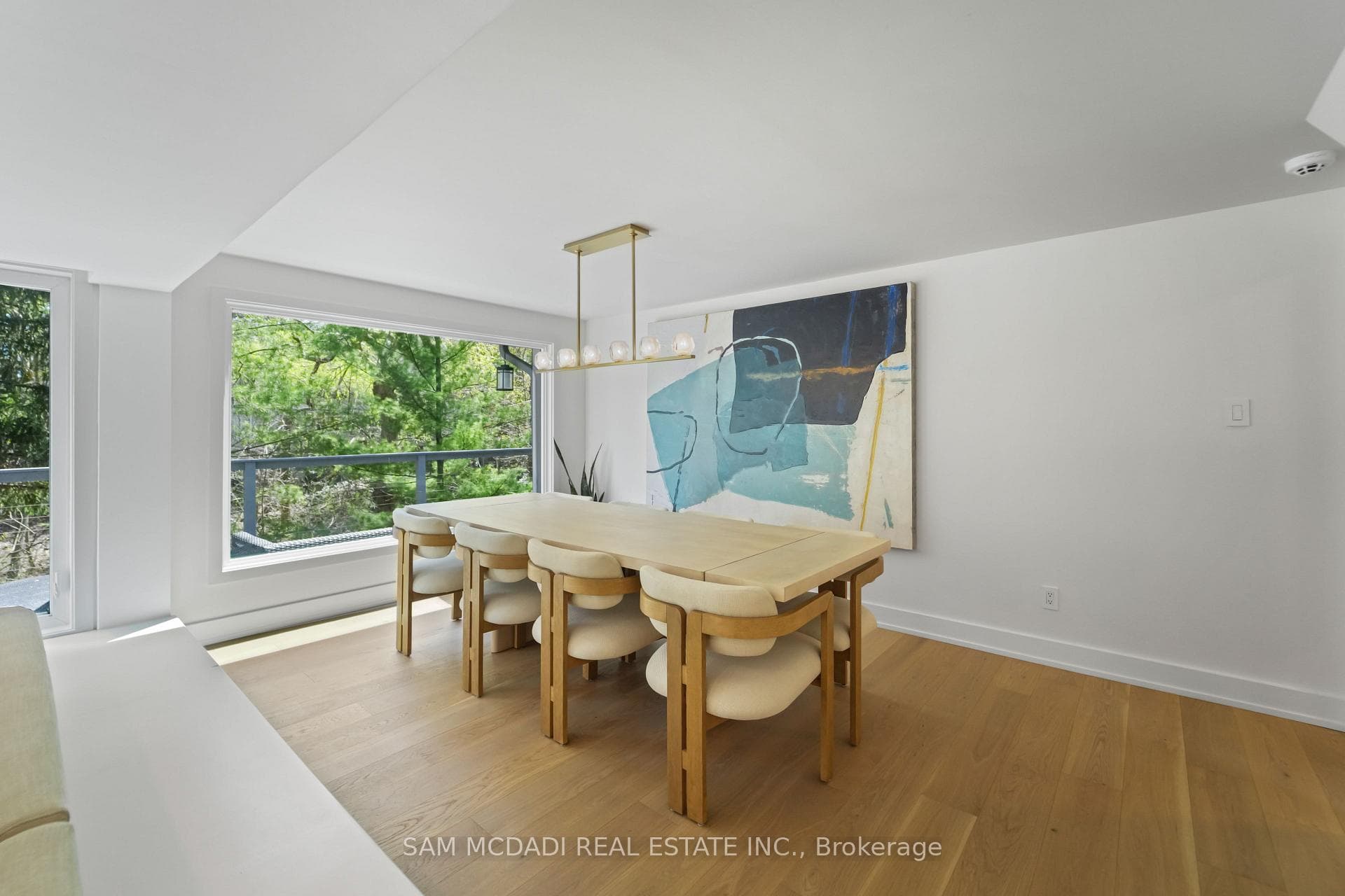 1273 Queen Victoria Avenue photo 13
