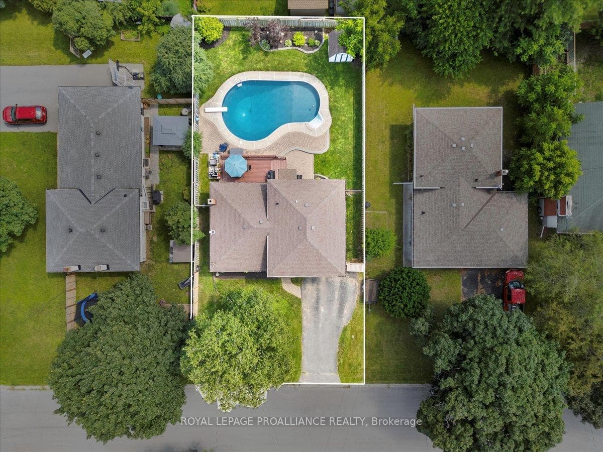 4 Lexington Crescent photo 5