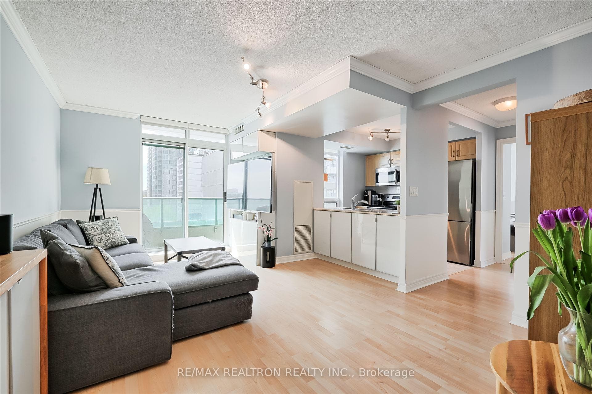212 Eglinton Avenue Unit 803 photo 7