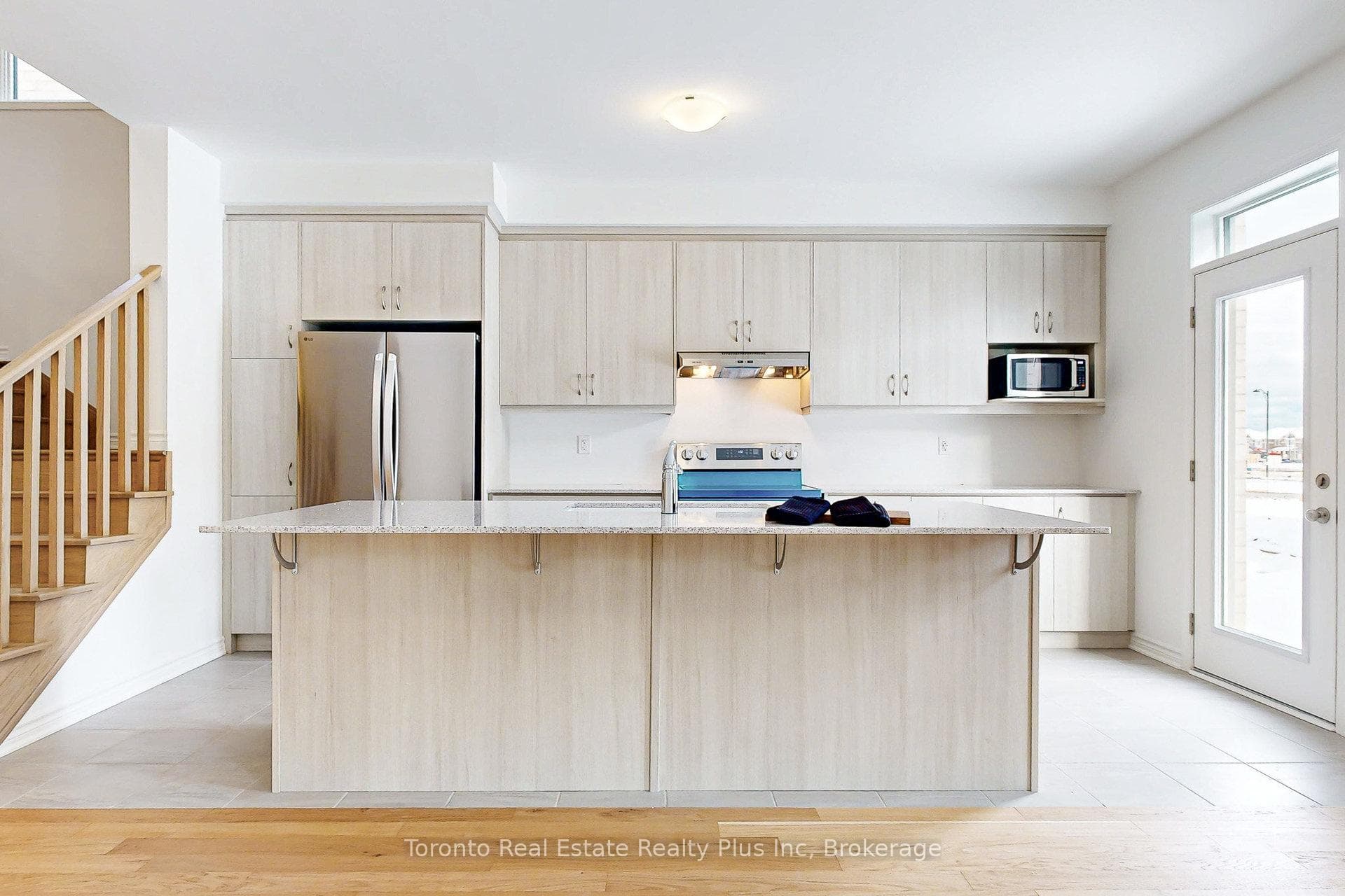 1476 Melville bonus Crescent photo 19