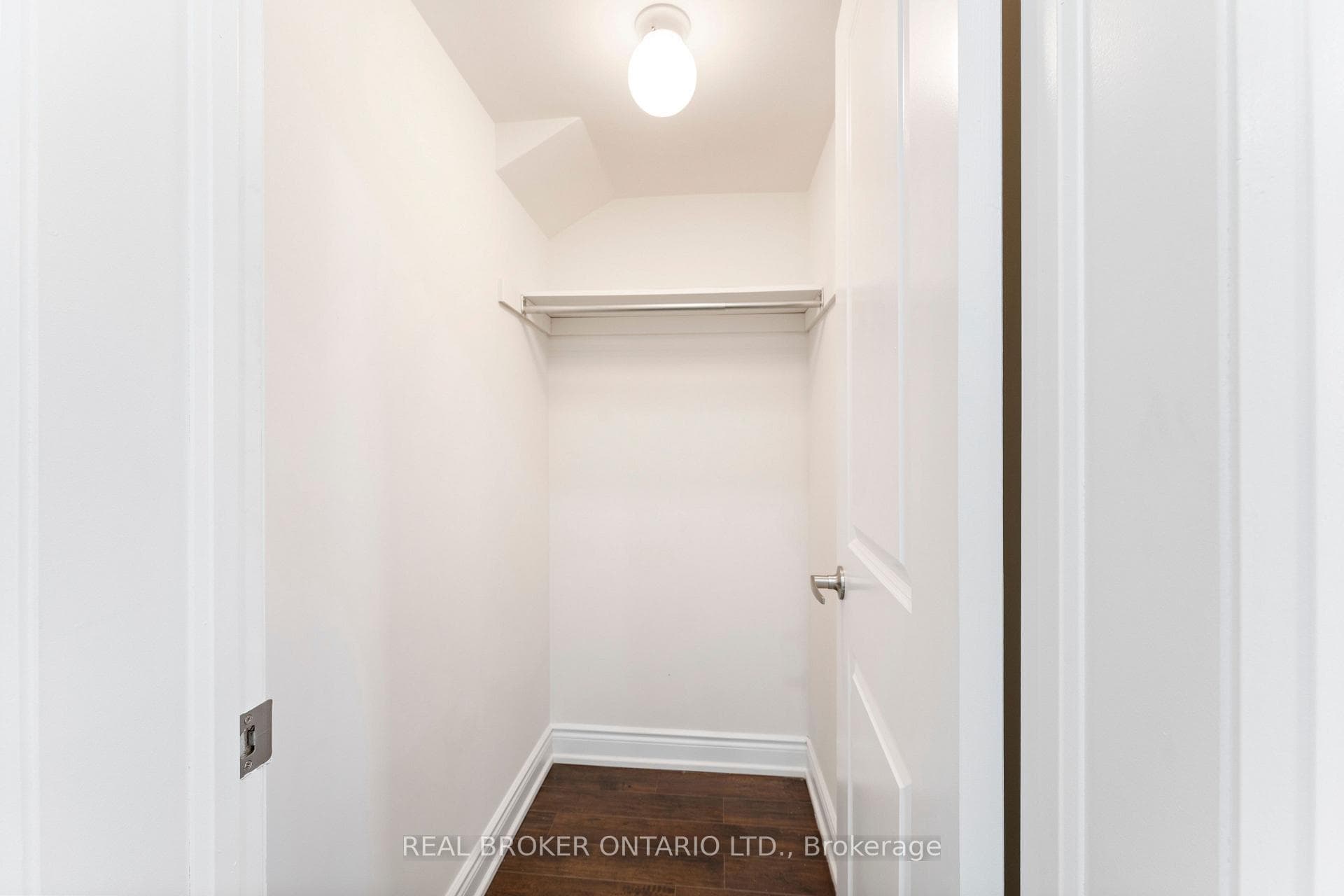 206 London Lane photo 37