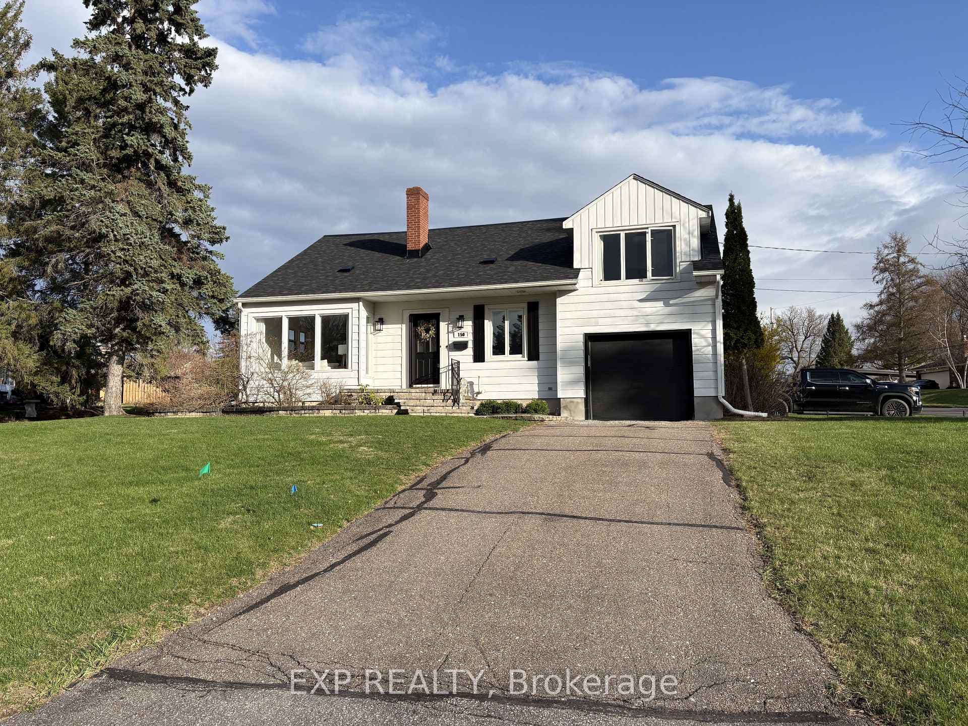 Welcome to beautiful 150 Stevenson Cres., Renfrew