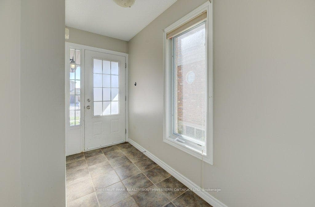 404 Tealby Crescent photo 5