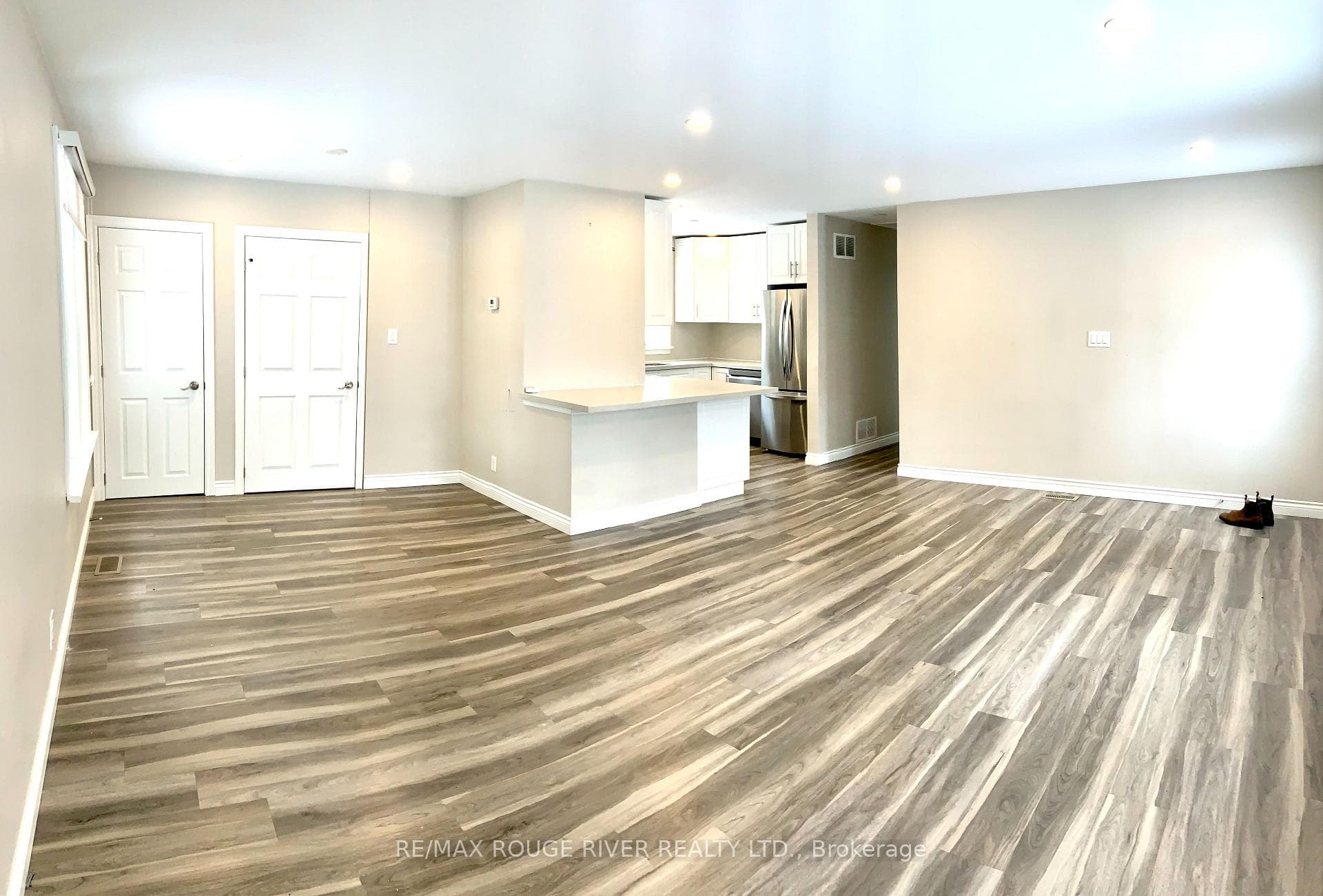 513 Rossland Road Unit Upper photo 3