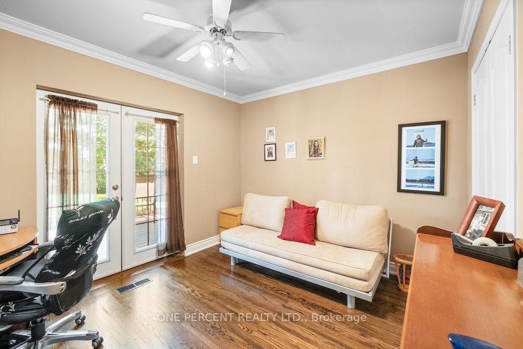 583 Stephens Crescent photo 14