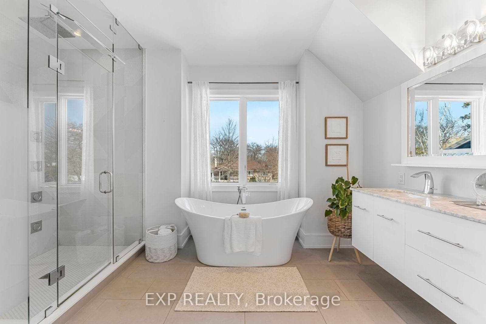574 Stephens Crescent photo 28