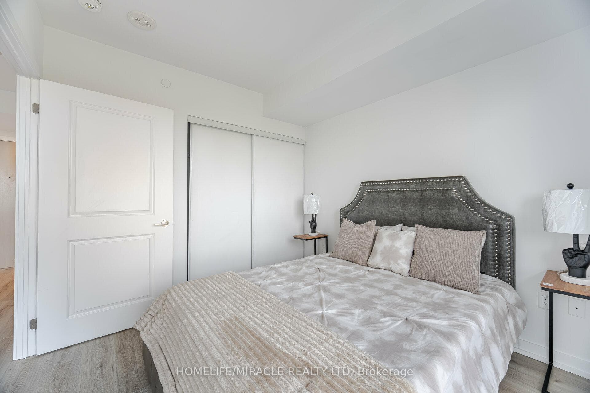 395 Bloor Street Unit 2110 photo 24